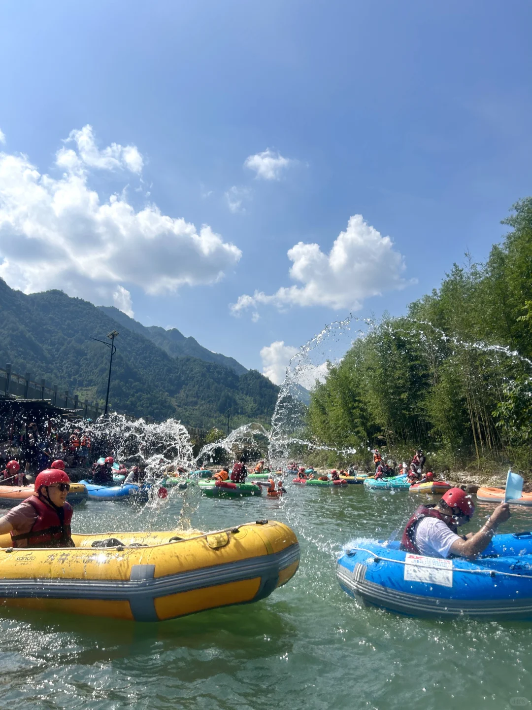 第一次玩漂流!龙井峡漂流也太好玩了叭
