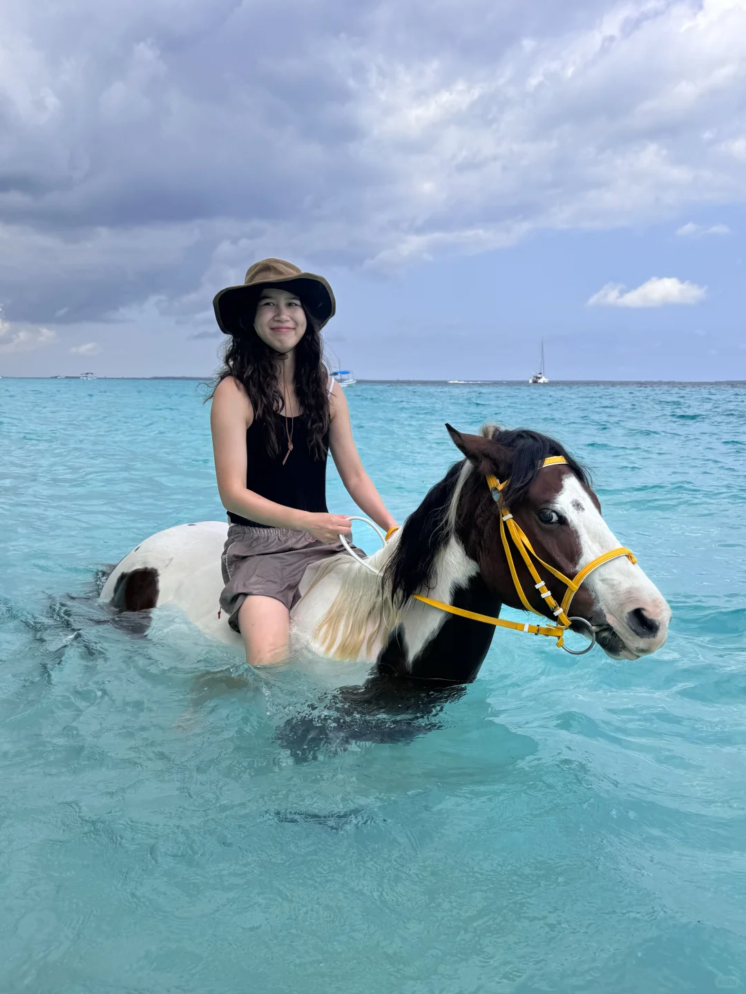 omg!在非洲骑马居然可以游进海里!!