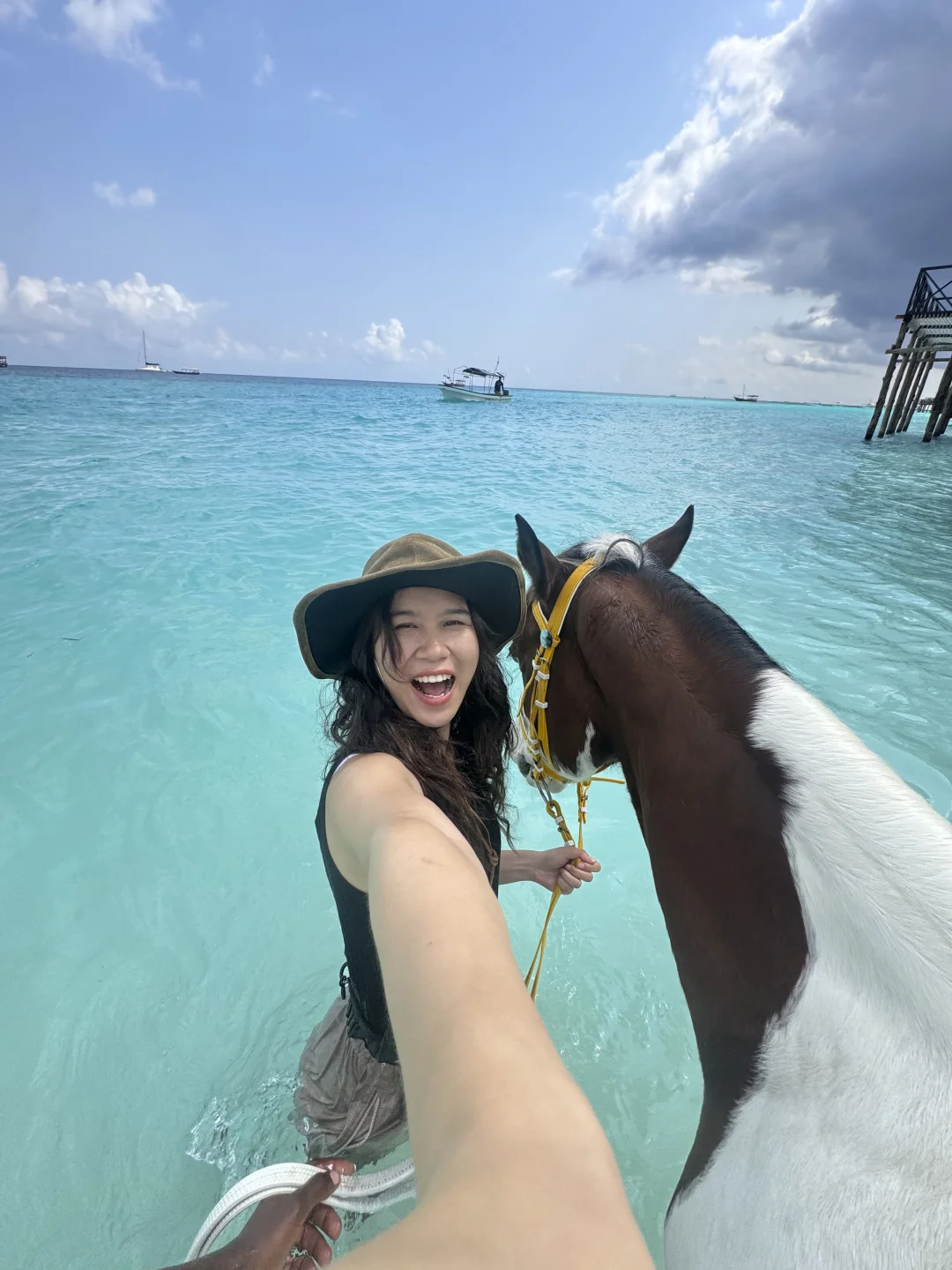 omg!在非洲骑马居然可以游进海里!!