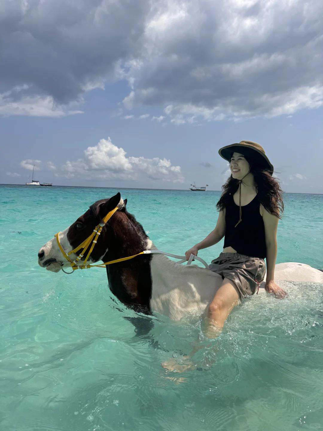 omg!在非洲骑马居然可以游进海里!!