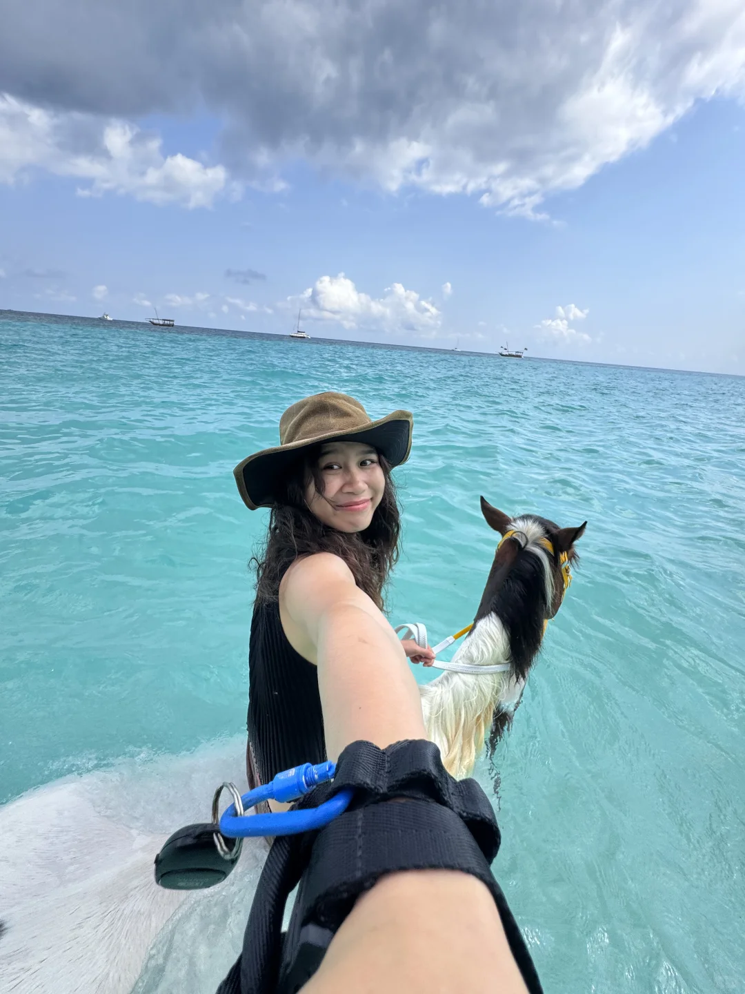 omg!在非洲骑马居然可以游进海里!!