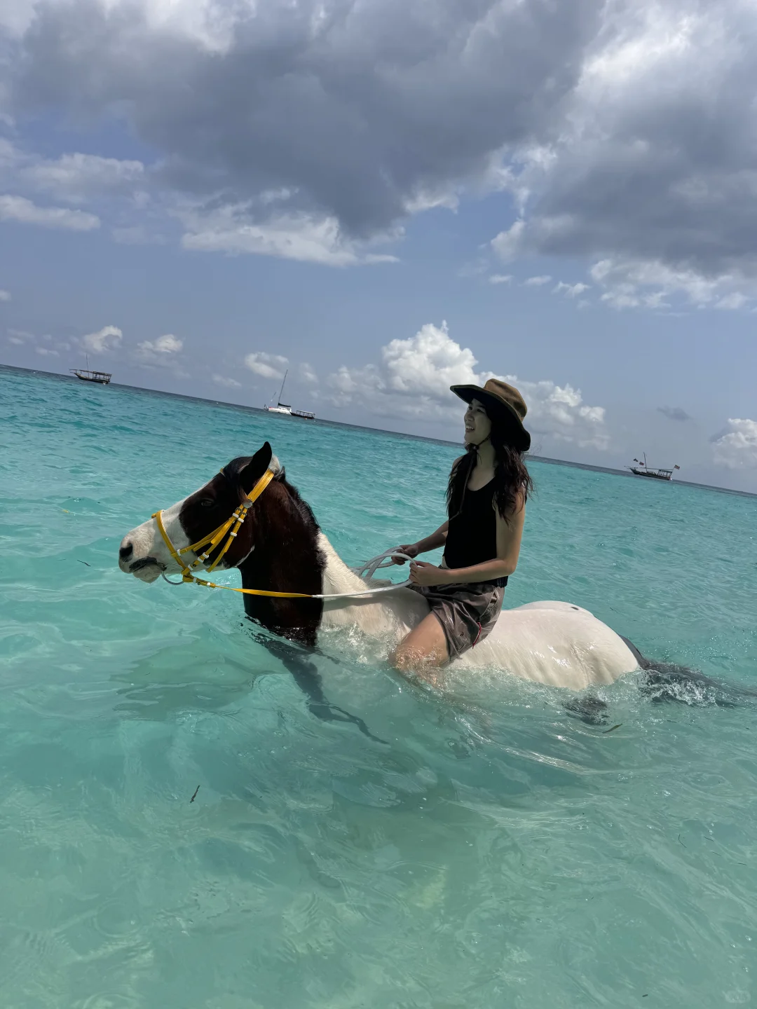 omg!在非洲骑马居然可以游进海里!!