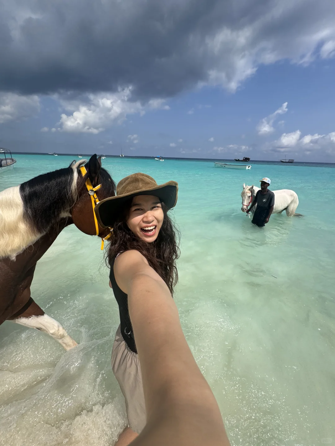 omg!在非洲骑马居然可以游进海里!!