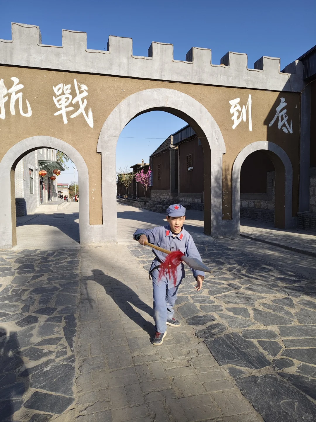 沉浸式体验地道战，孩子化身小小游击队员