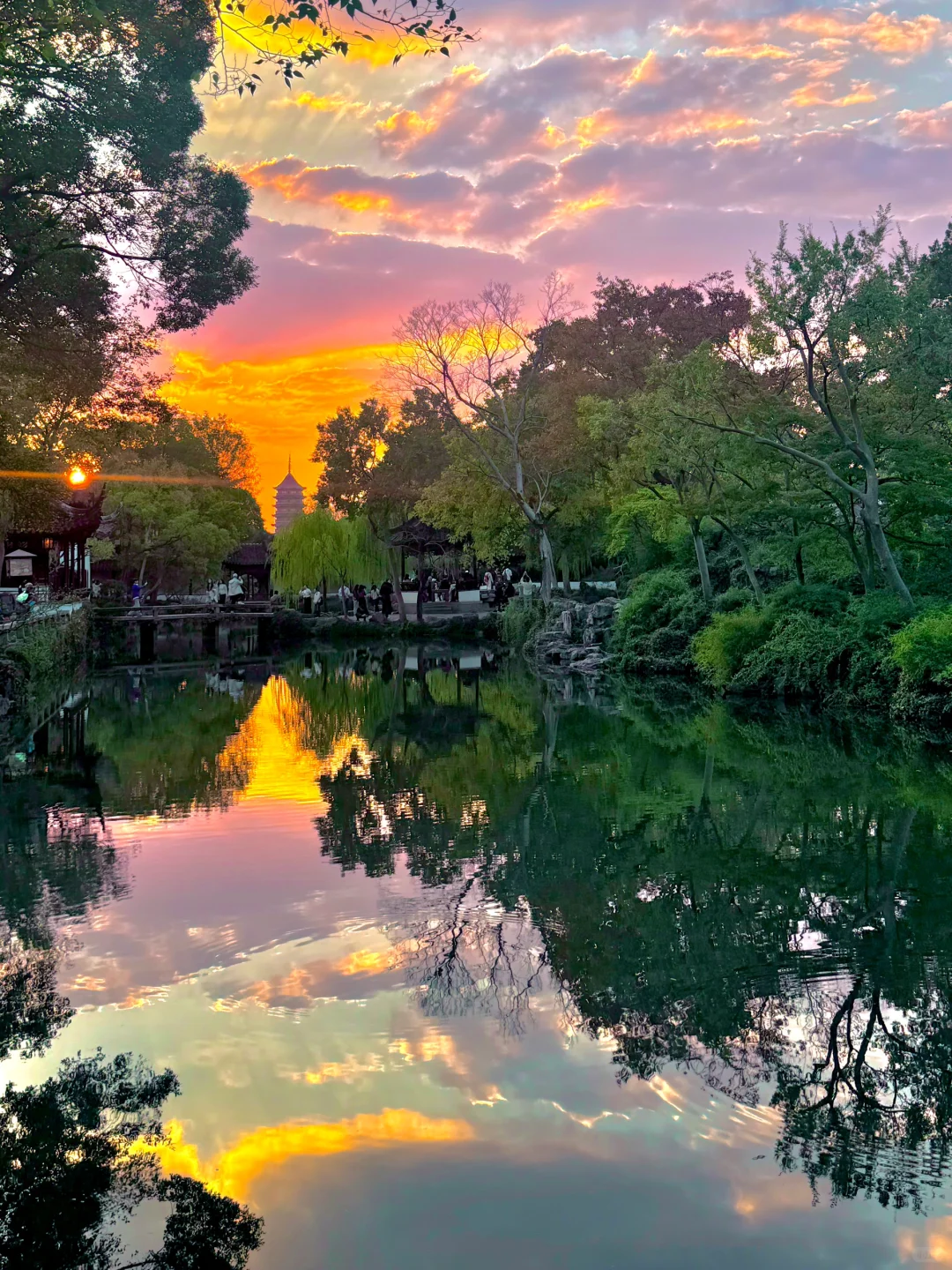 原来湖面真的会让整座城市颠倒