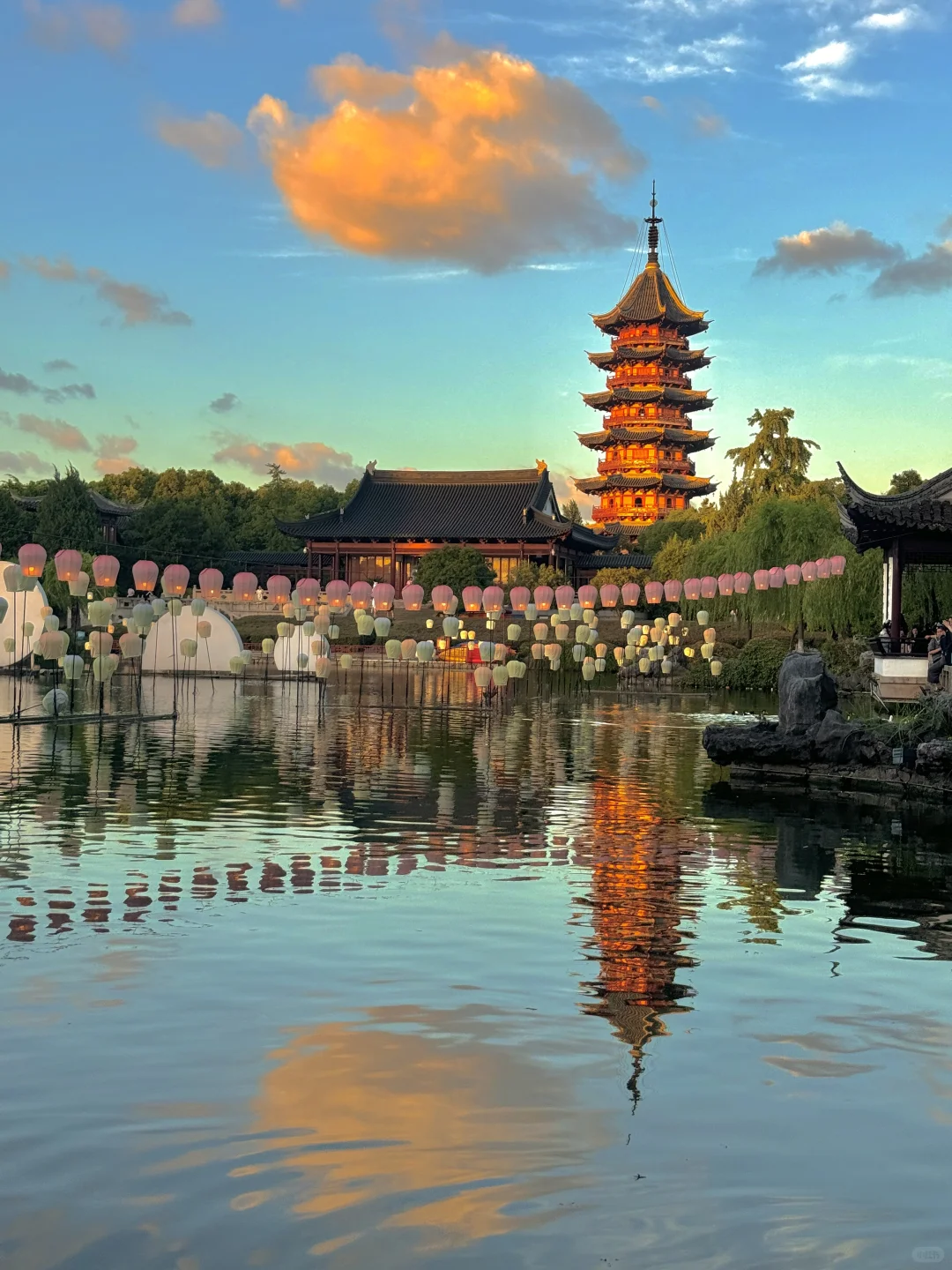 原来湖面真的会让整座城市颠倒