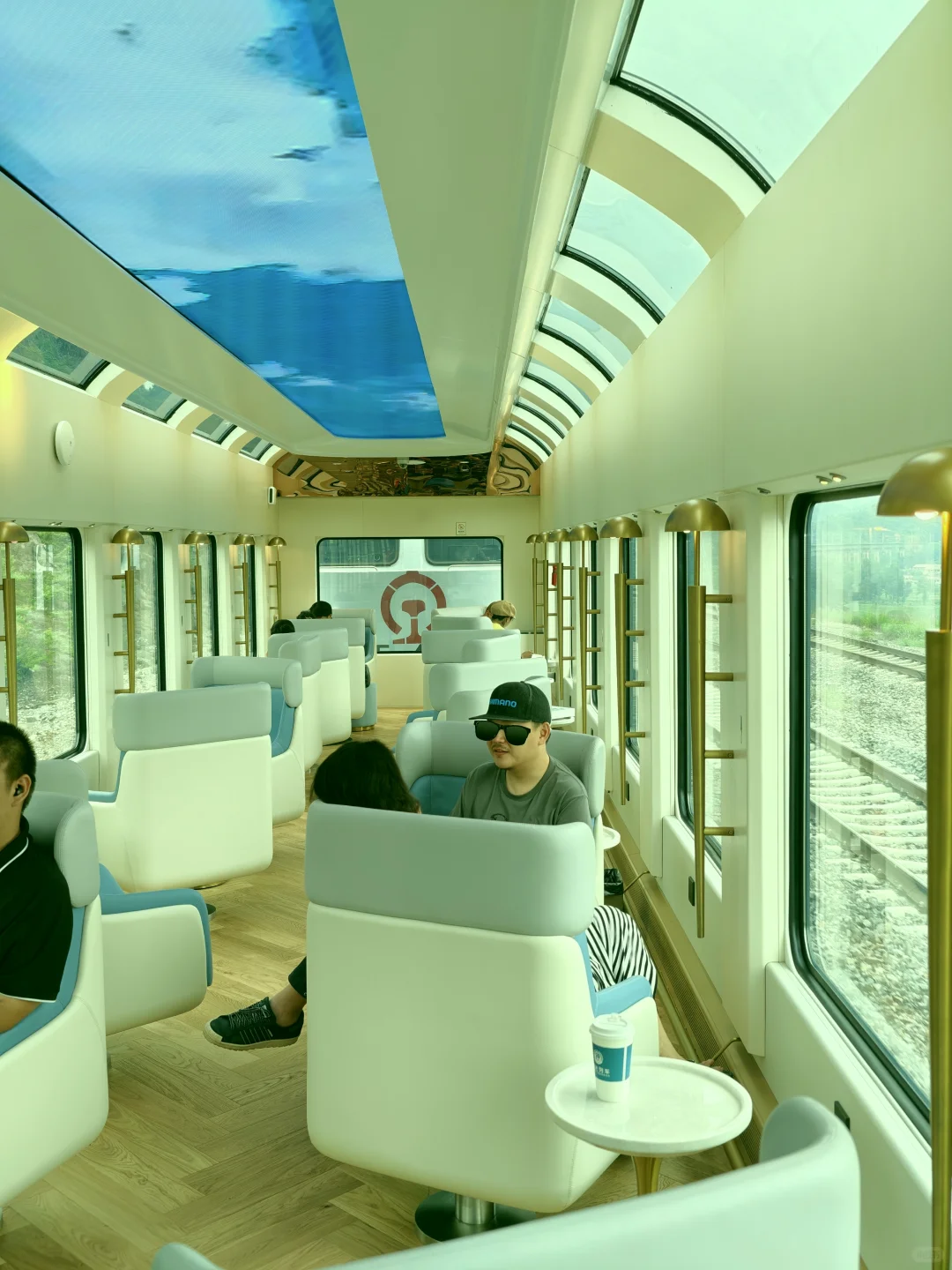 就在国内，我翘首以盼的全景列车终于出现