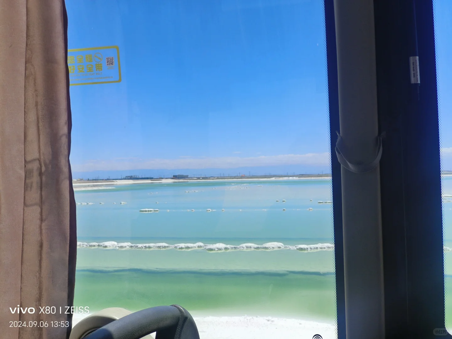 是谁的伞掉在翡翠湖里了！