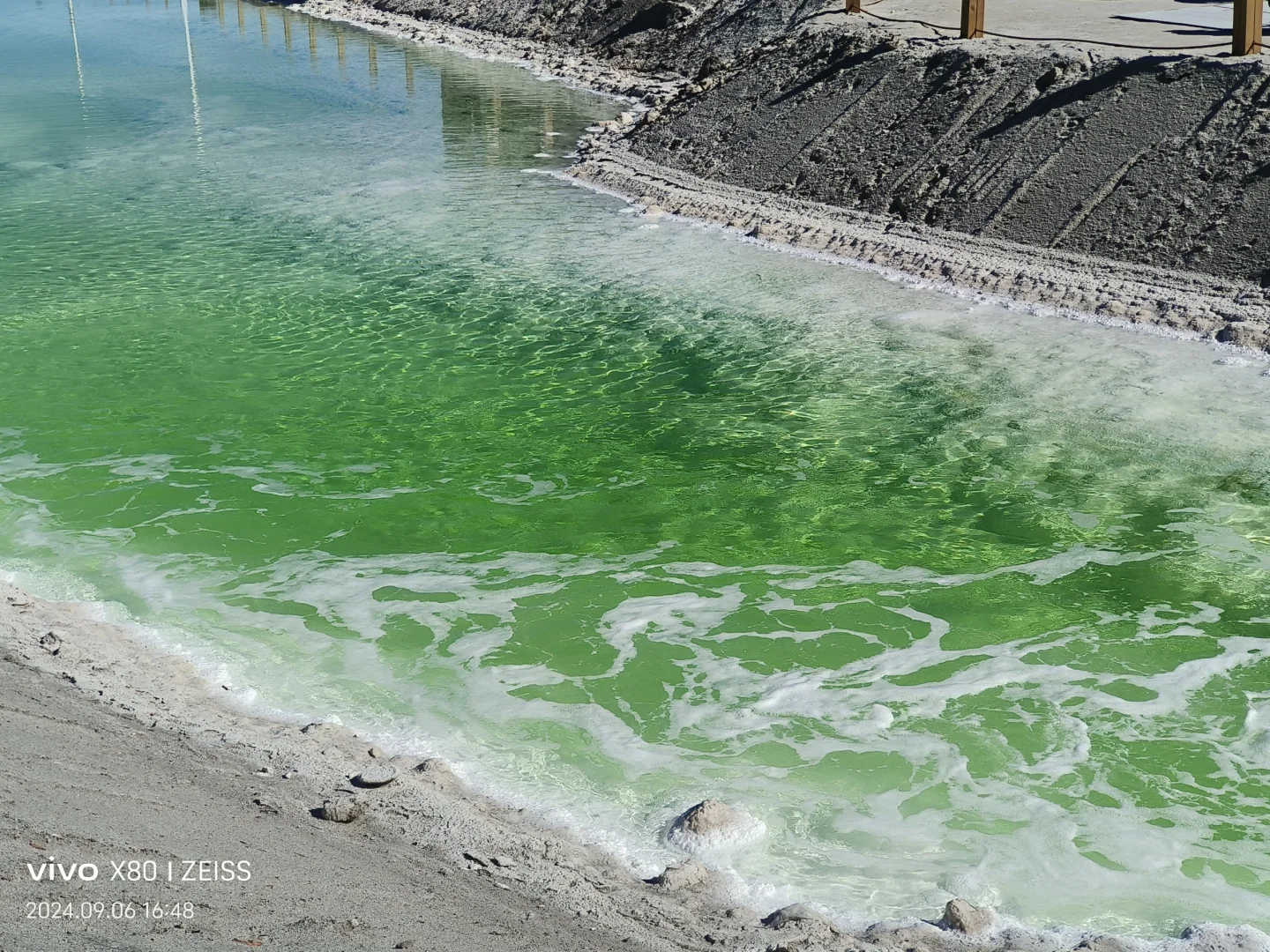 是谁的伞掉在翡翠湖里了！