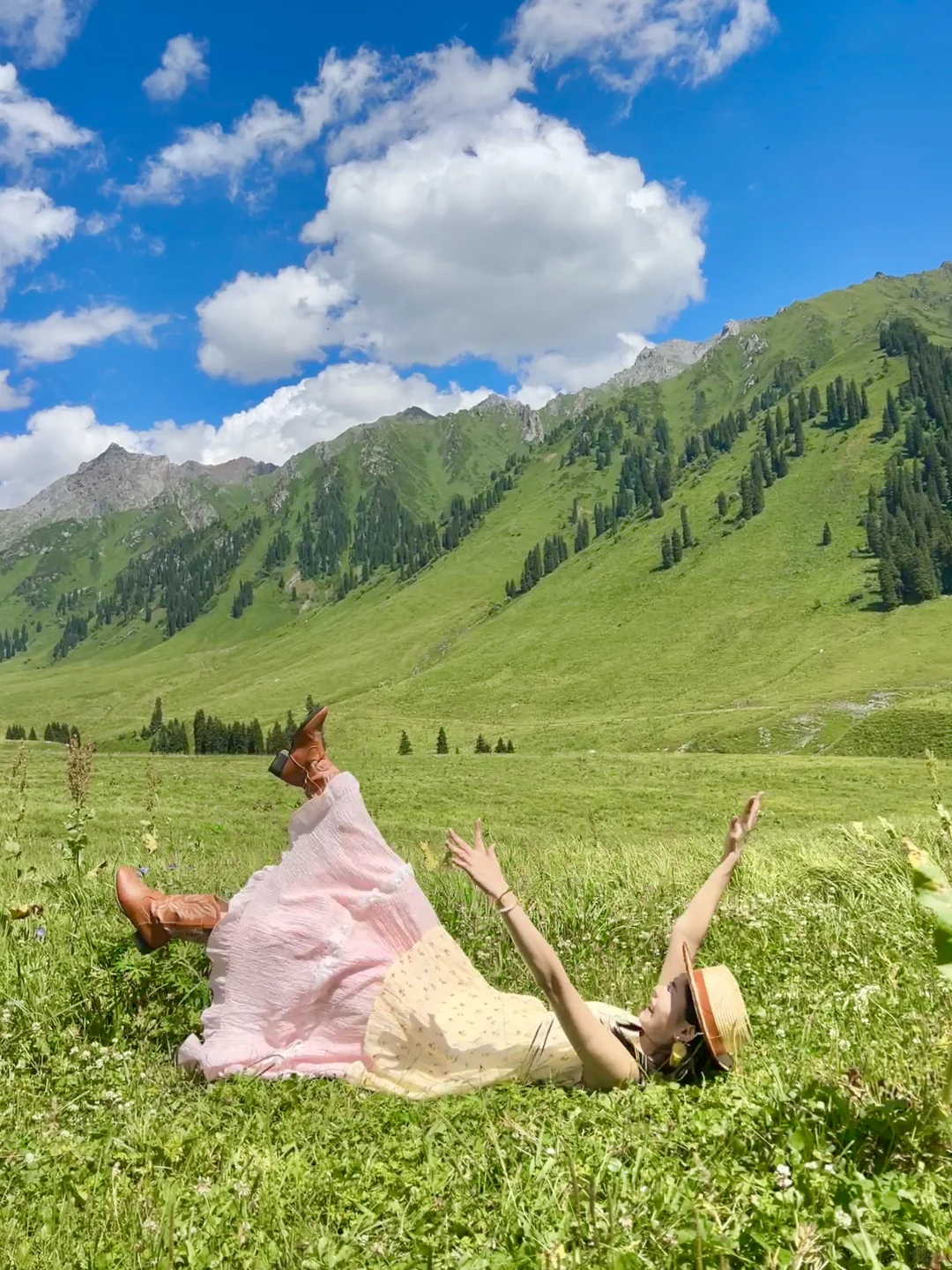 新疆人少景绝的孟克特古道💚