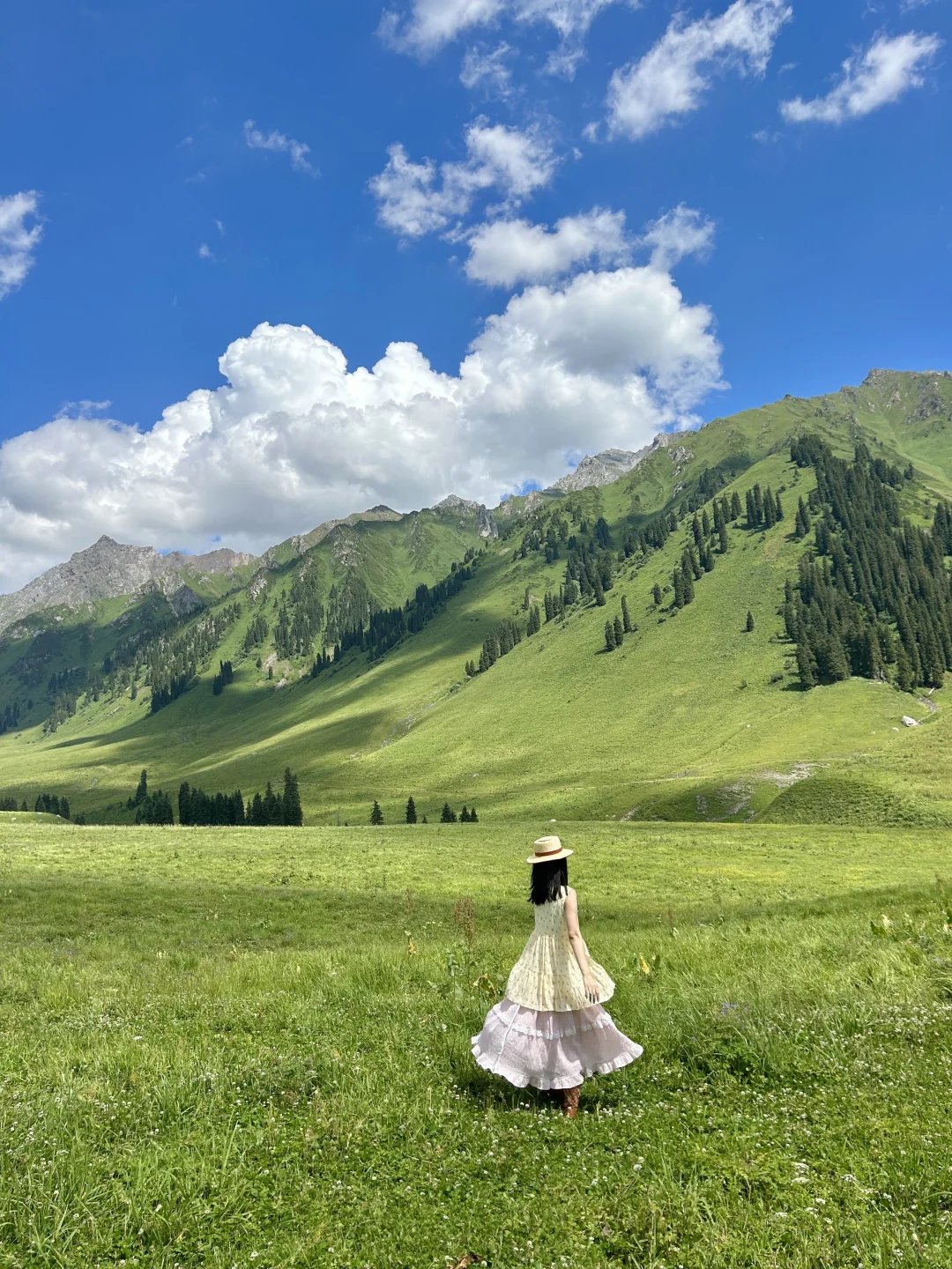 新疆人少景绝的孟克特古道💚