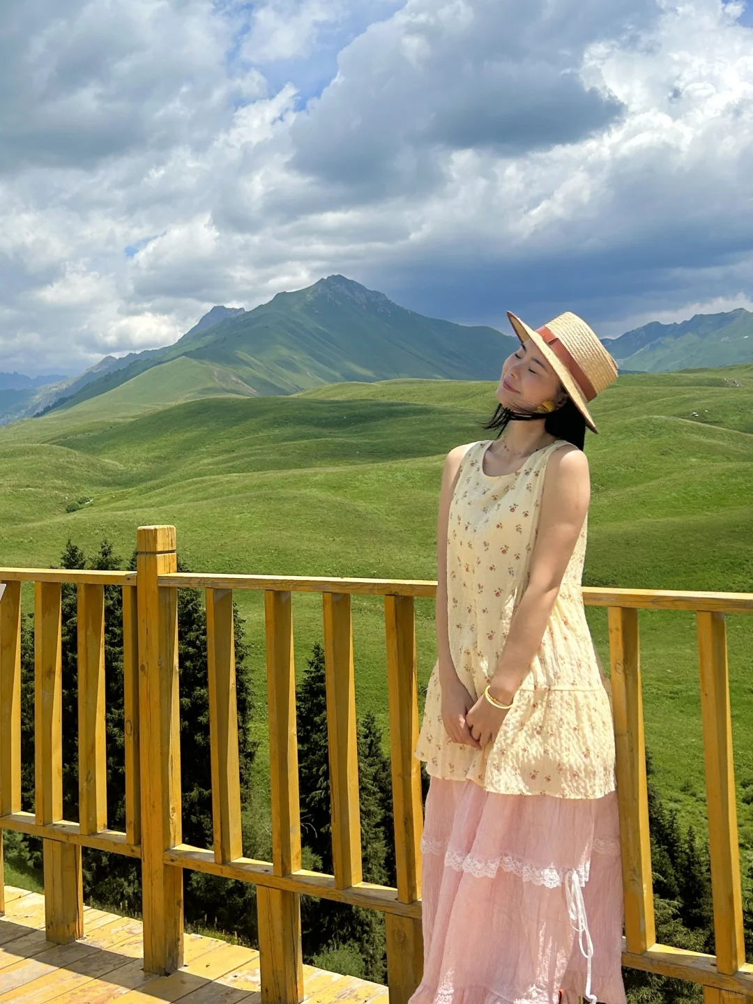 新疆人少景绝的孟克特古道💚