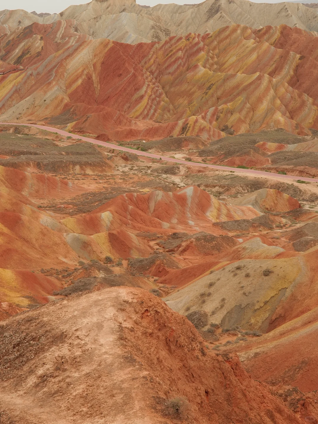 嗒！’相机盖精准掉进栈道缝…
