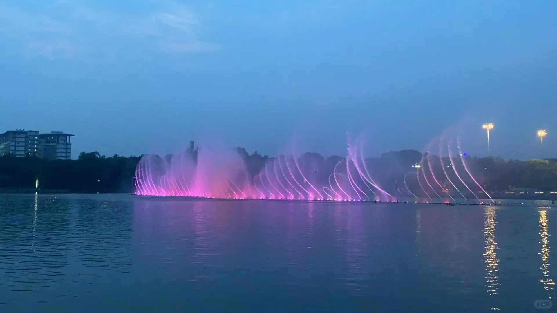 嘉兴南湖的晚霞和喷泉我都要