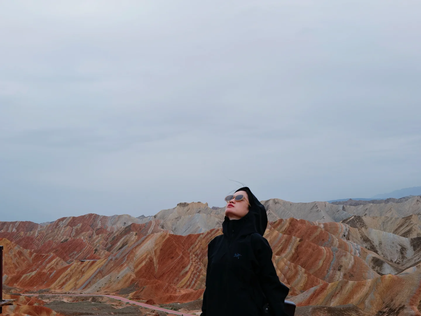 嗒！’相机盖精准掉进栈道缝…