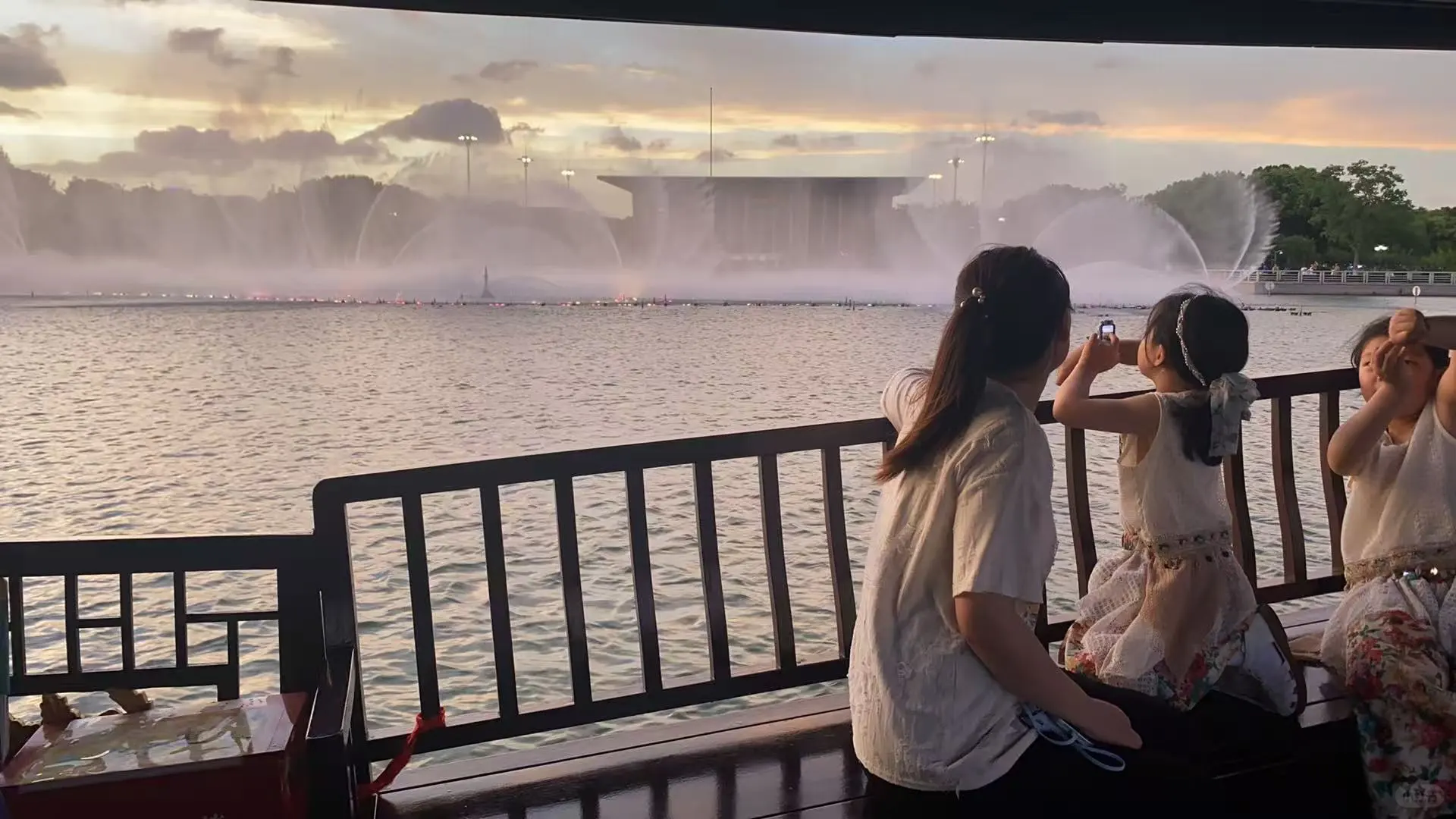 嘉兴南湖的晚霞和喷泉我都要