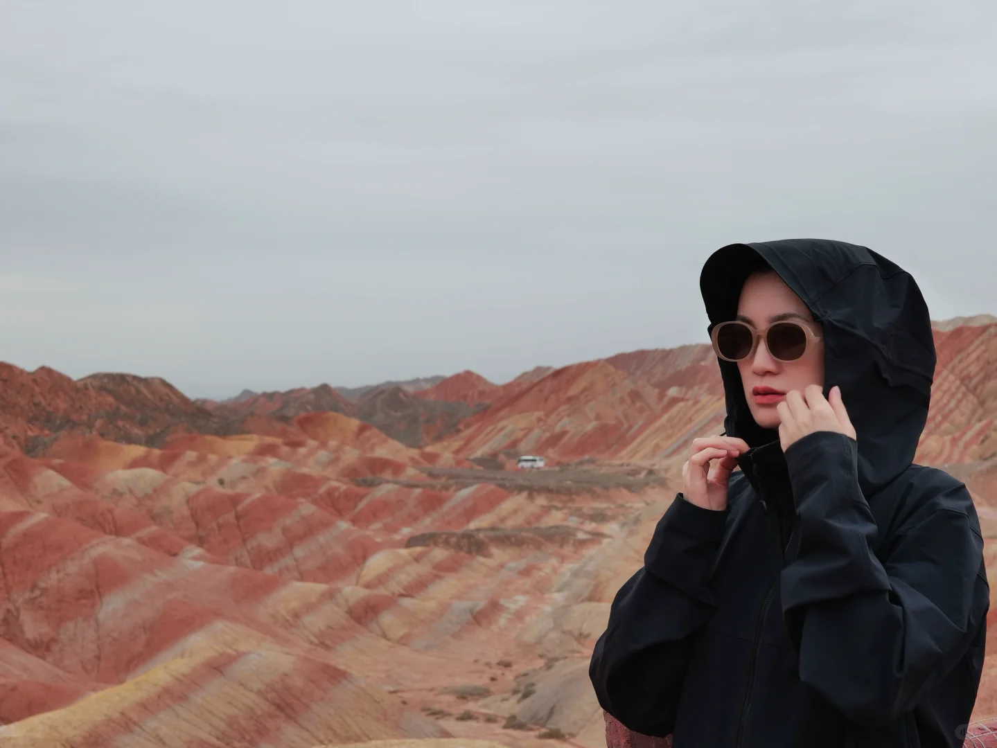 嗒！’相机盖精准掉进栈道缝…