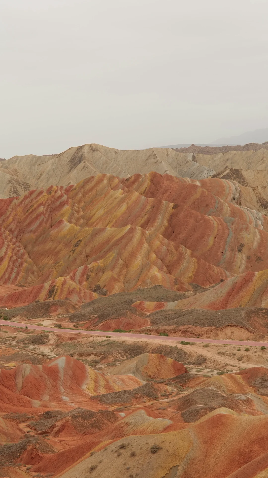 嗒！’相机盖精准掉进栈道缝…