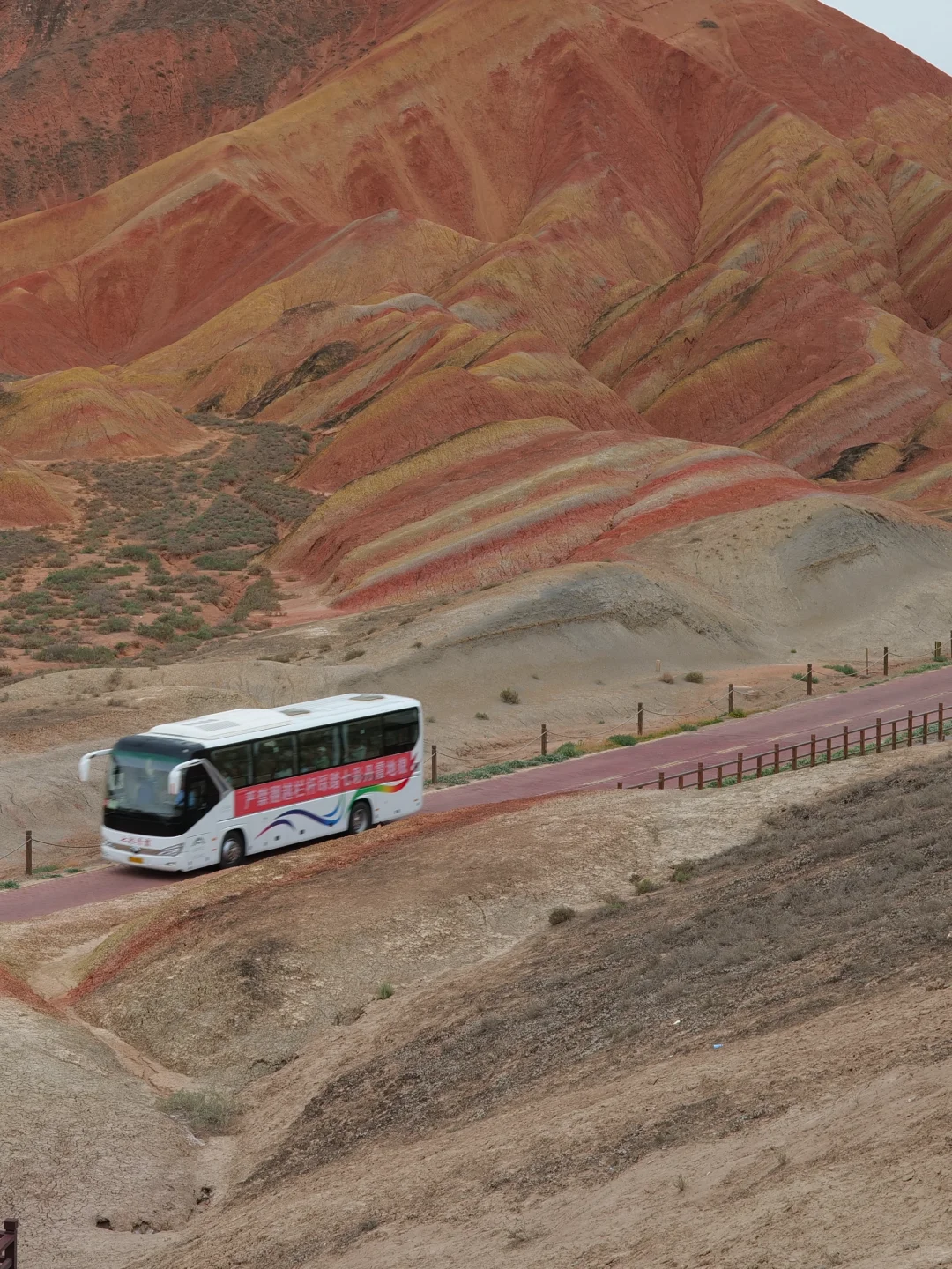 嗒！’相机盖精准掉进栈道缝…