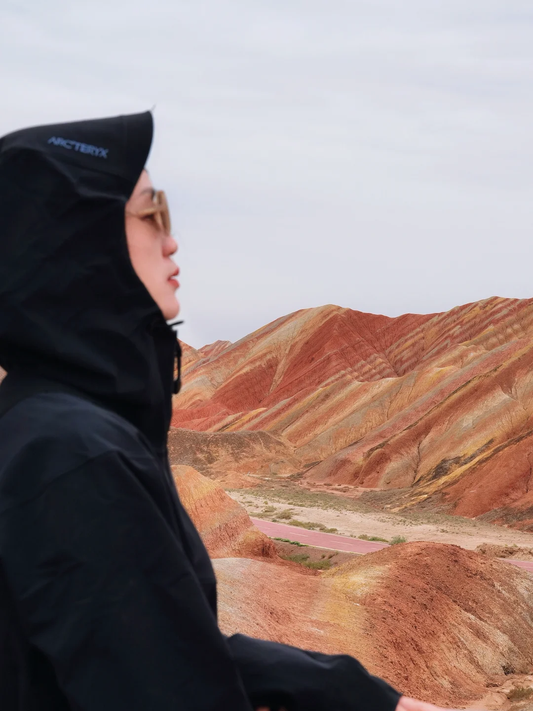 嗒！’相机盖精准掉进栈道缝…