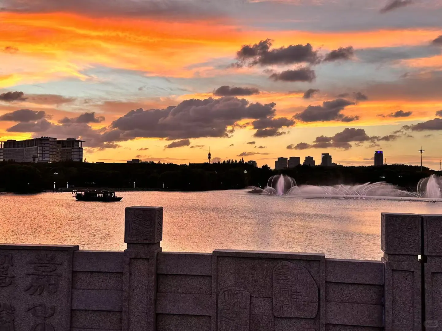 嘉兴南湖的晚霞和喷泉我都要