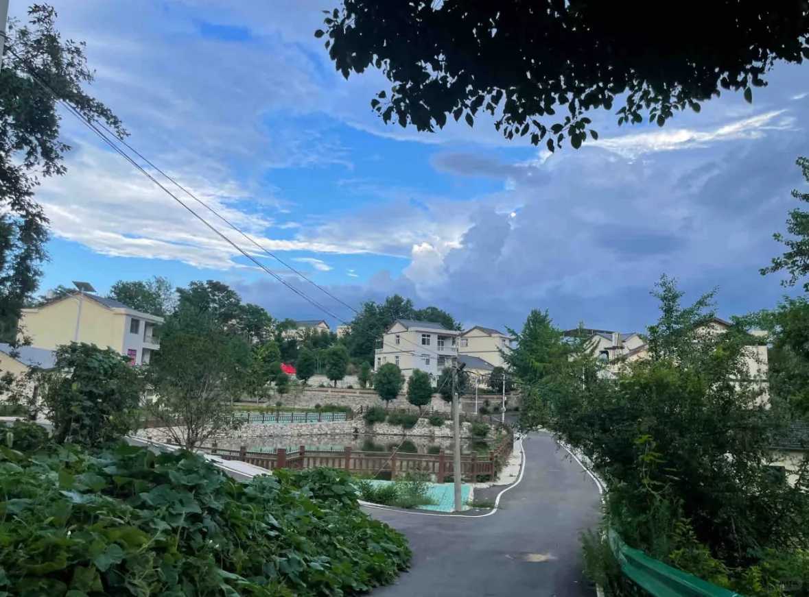 以下是一些适合夏天旅游的地方