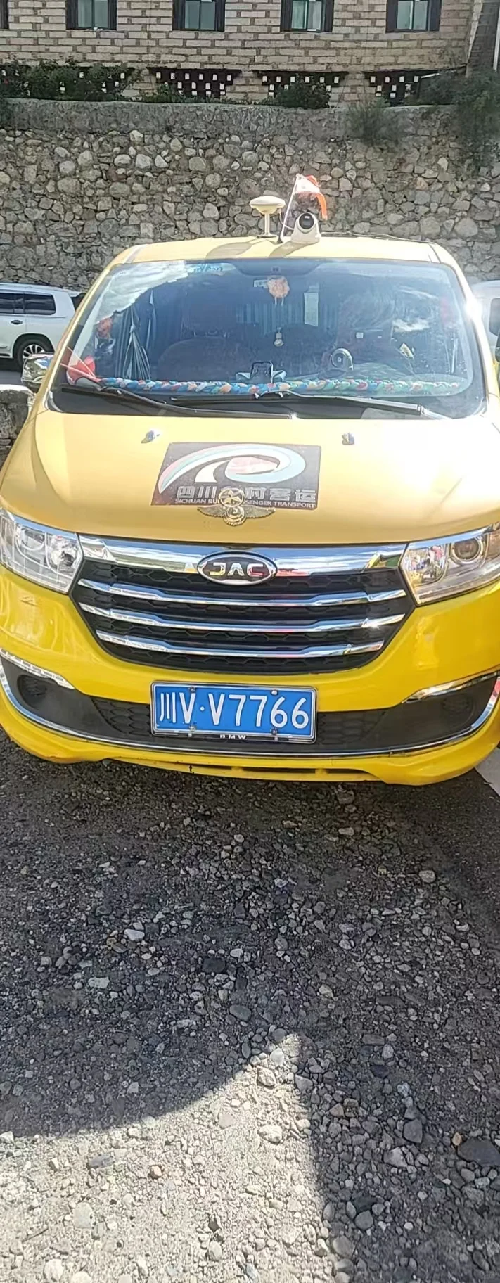 稻城亚丁景区门口小黄车