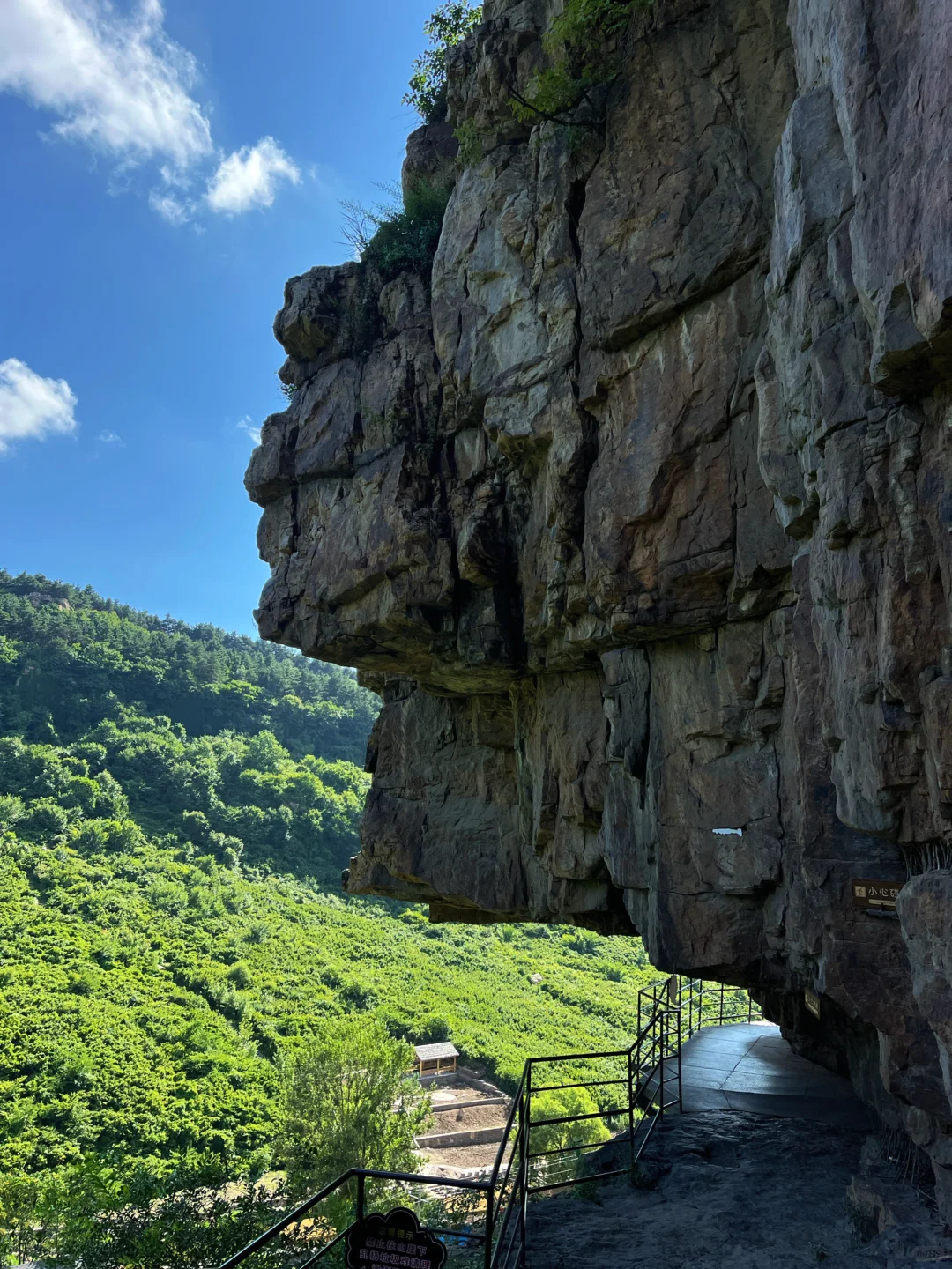 挂壁栈道———人参谷，感觉是要准备收费的节奏