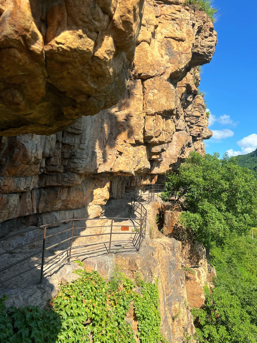 挂壁栈道———人参谷，感觉是要准备收费的节奏