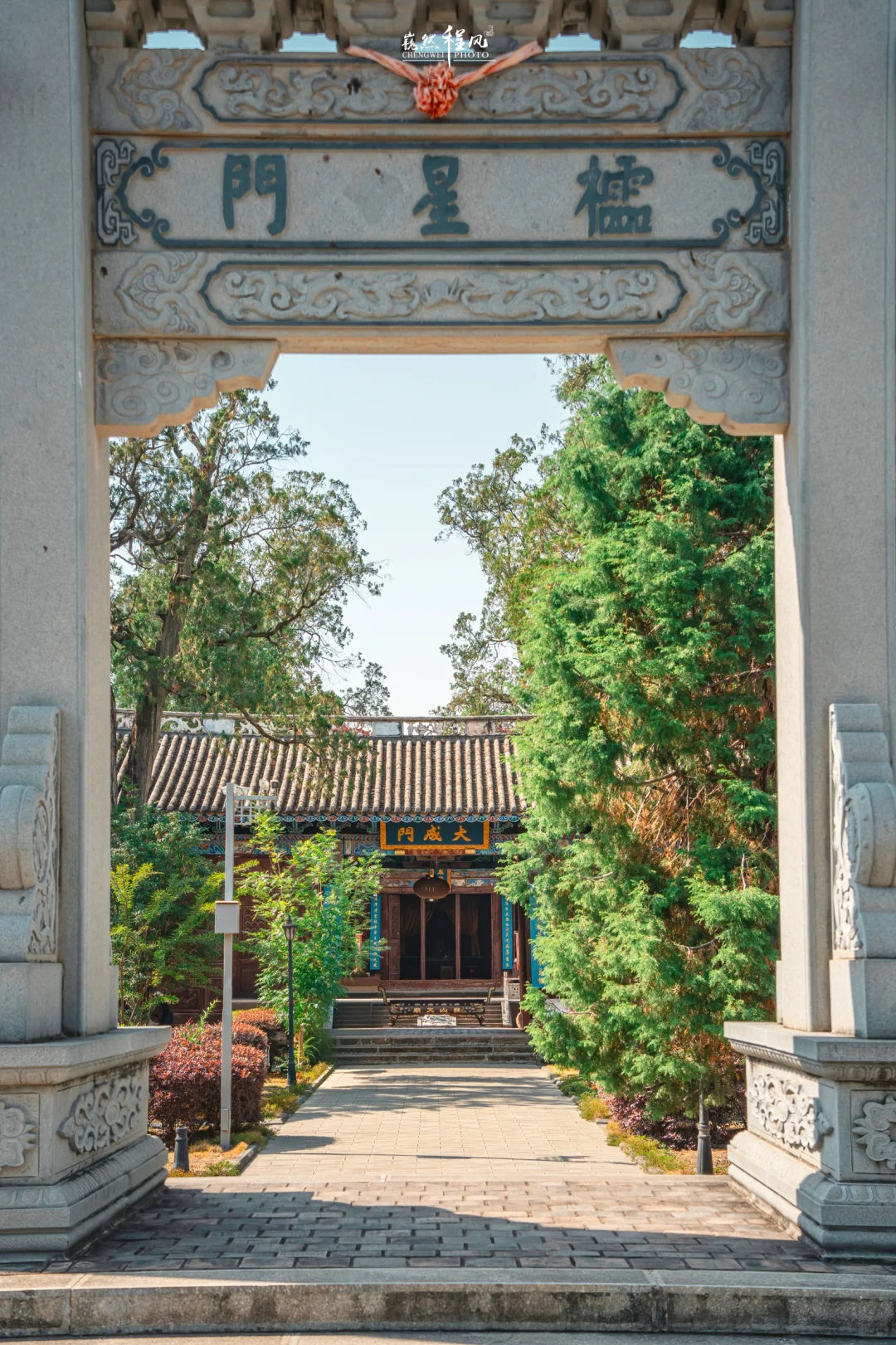 巍山古城 | 蓝花楹盛开下的百年文庙