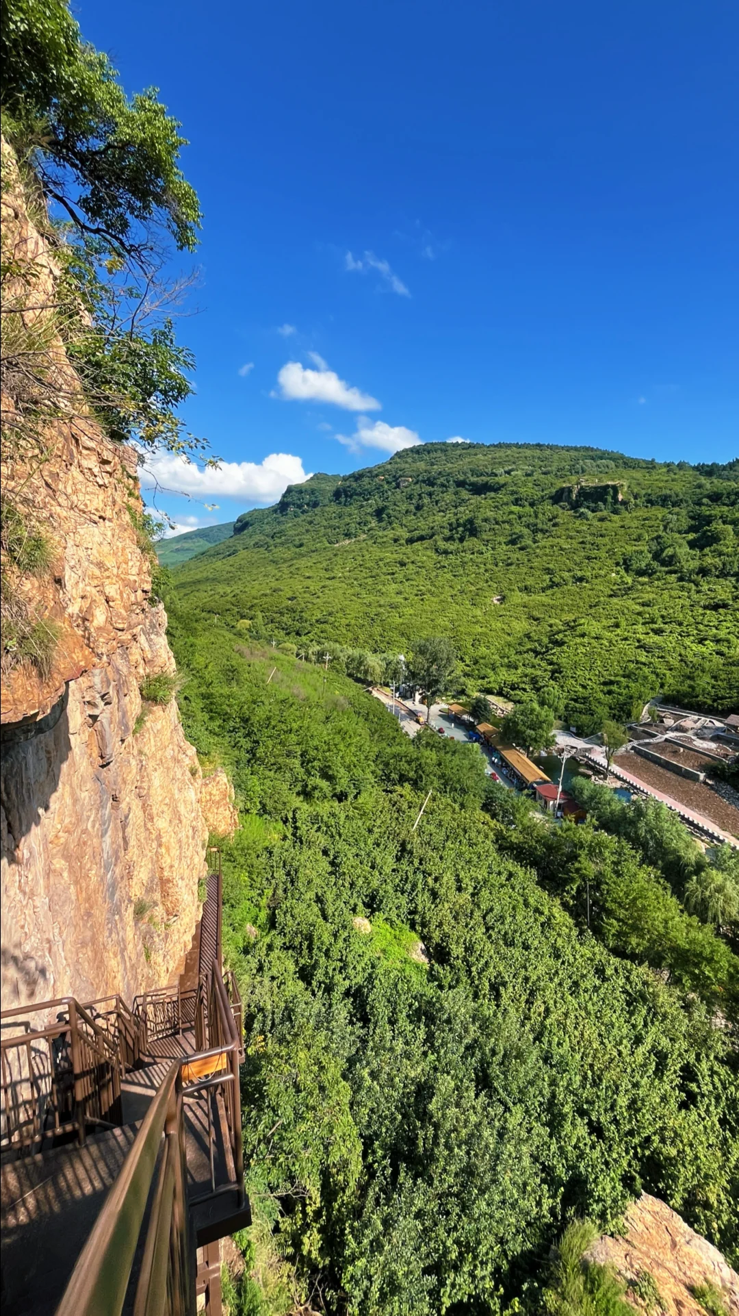 挂壁栈道———人参谷，感觉是要准备收费的节奏