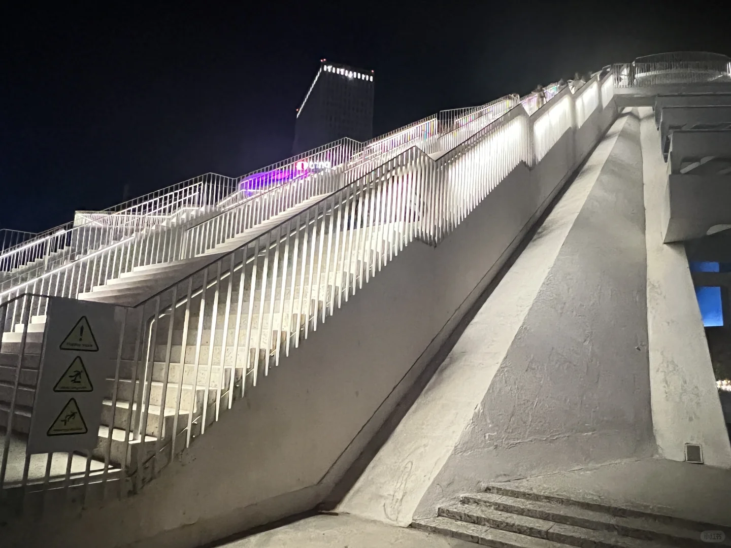 地拉那旅游荒漠。不推荐