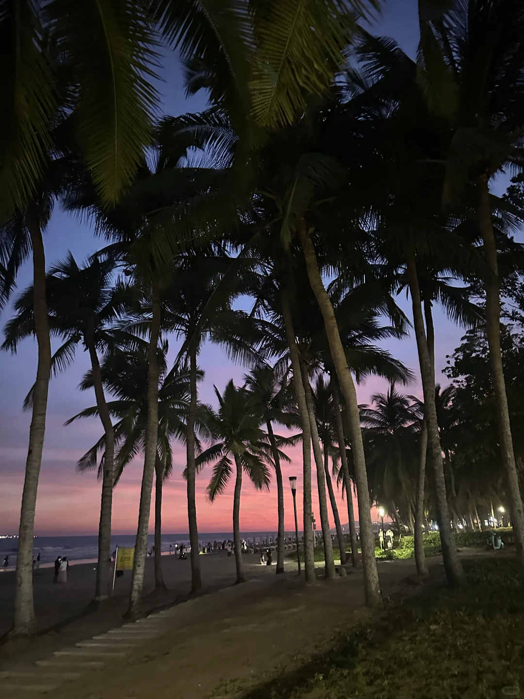 在三亚,玻璃海被富人私有,但天空属于全人类