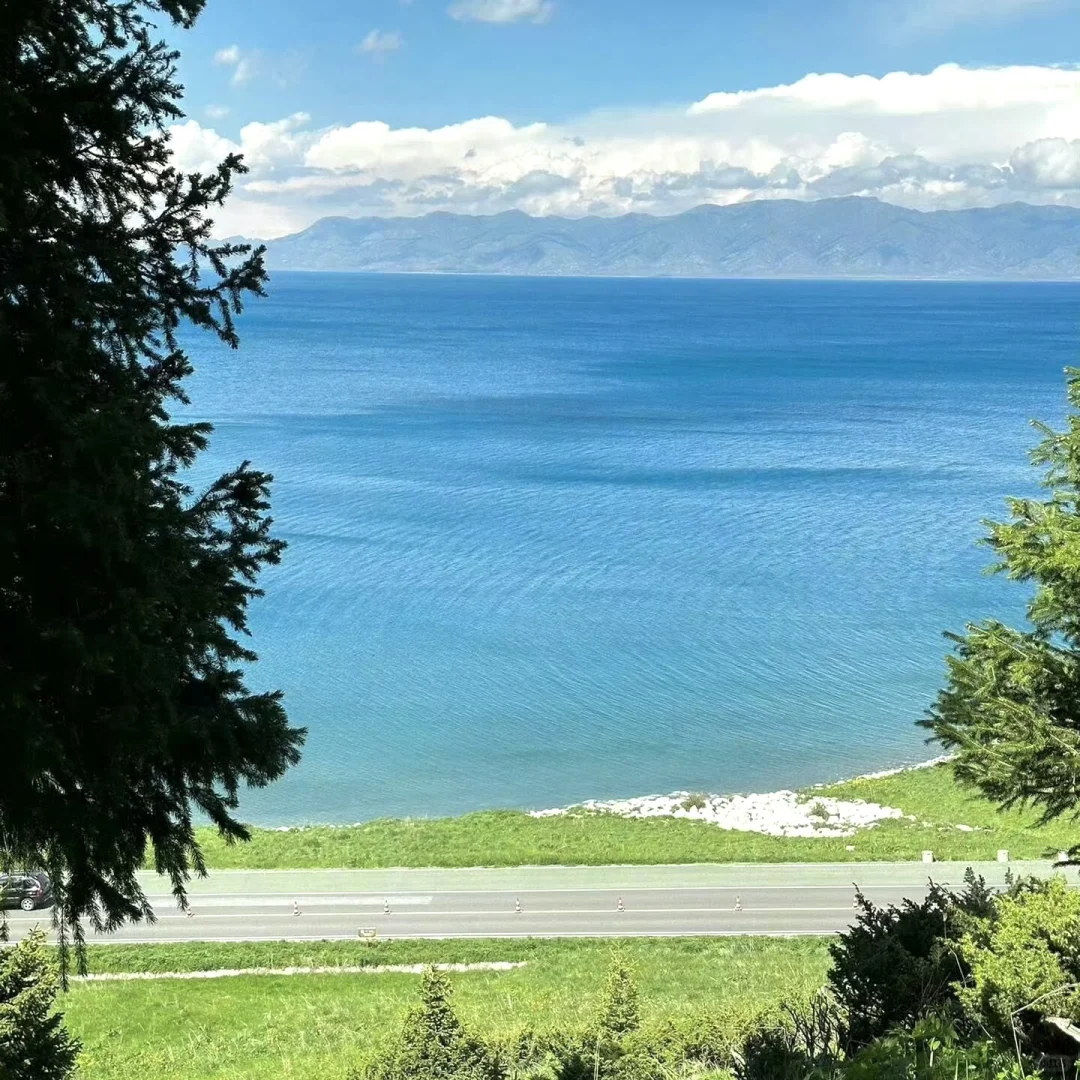 赛里木湖-𝗪𝗲𝗖𝗵𝗮𝘁背景图