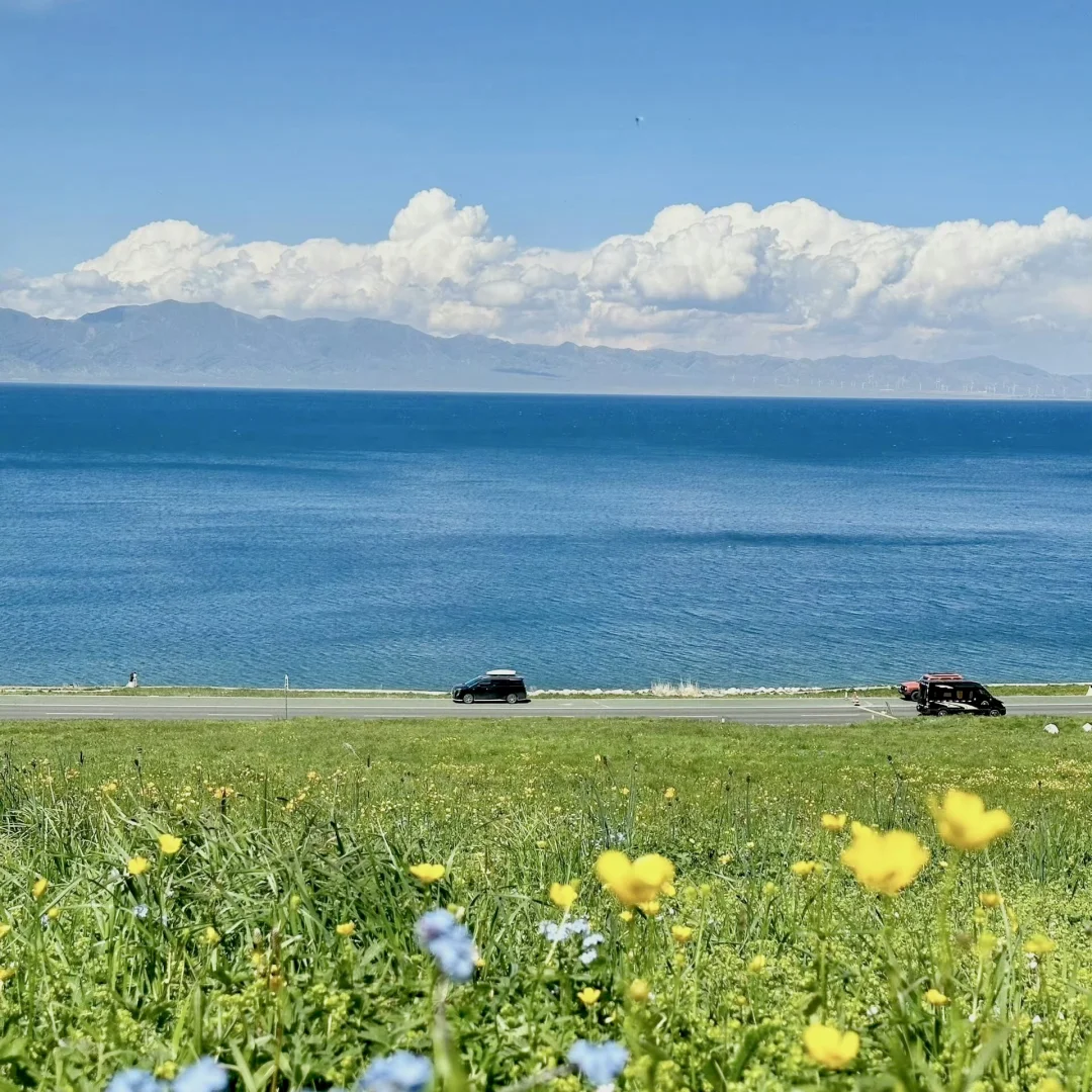 赛里木湖-𝗪𝗲𝗖𝗵𝗮𝘁背景图