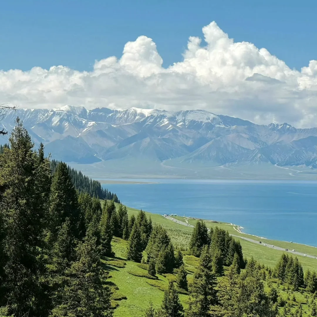 赛里木湖-𝗪𝗲𝗖𝗵𝗮𝘁背景图