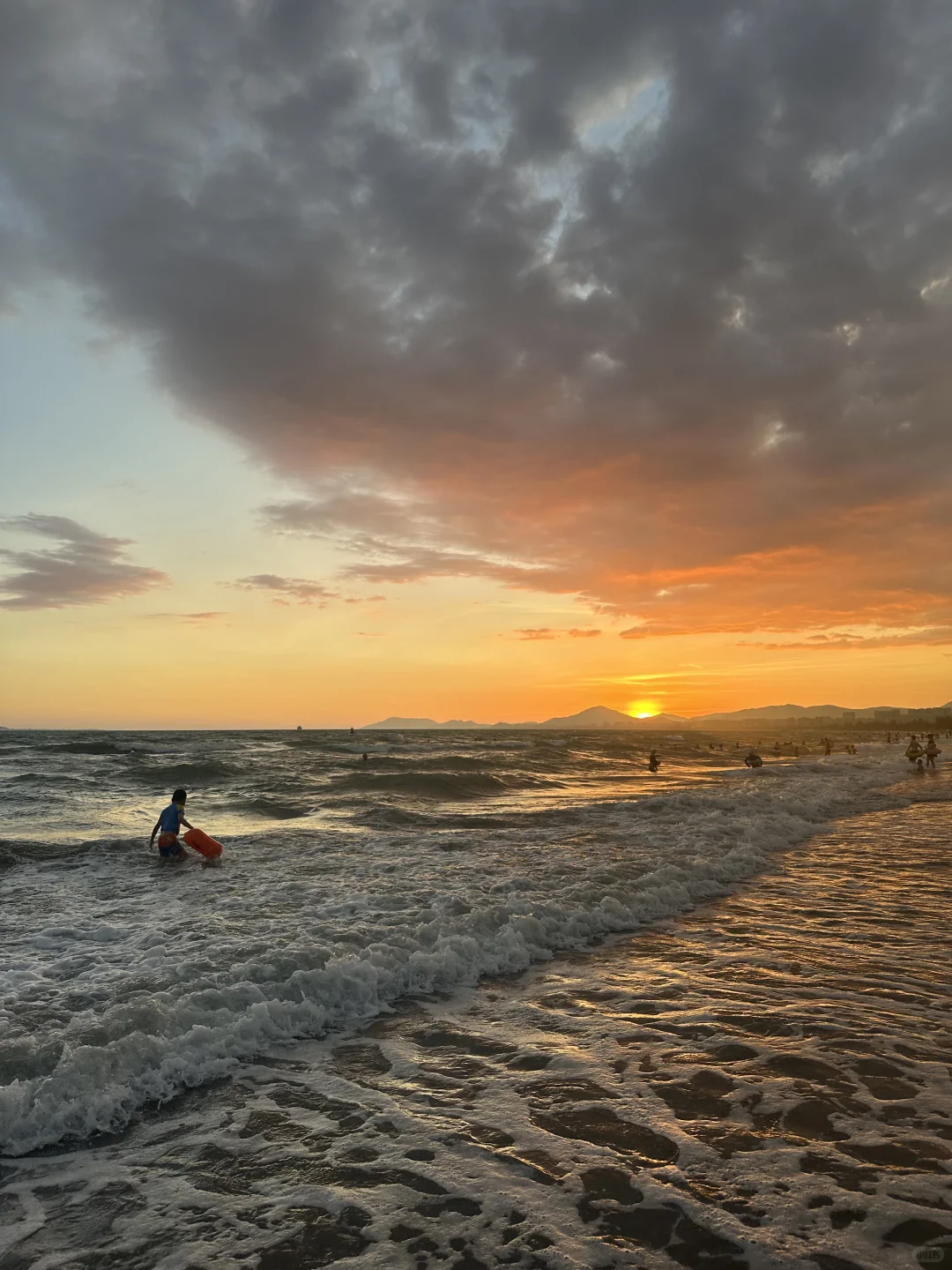 在三亚,玻璃海被富人私有,但天空属于全人类