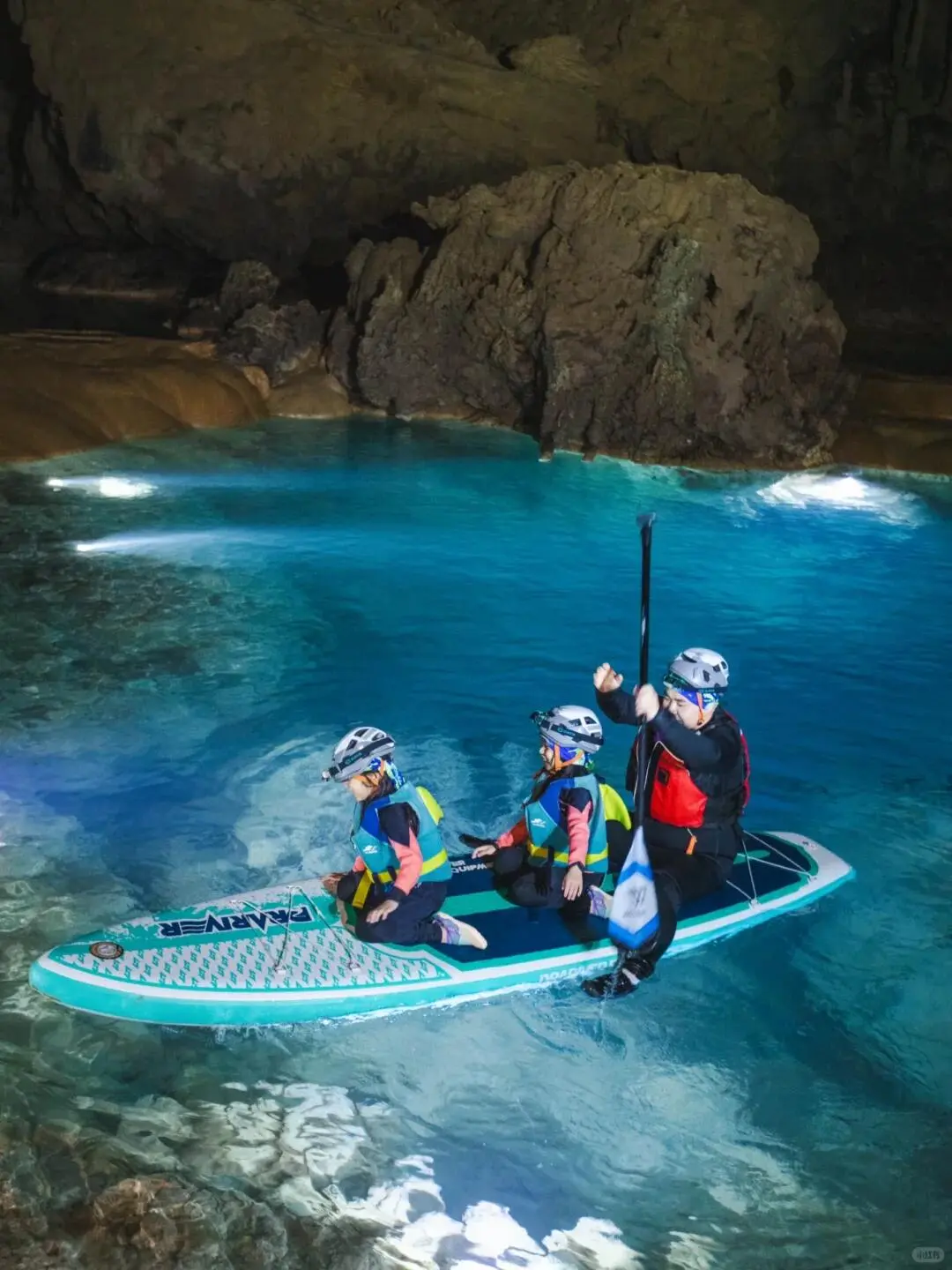 带娃去了贵州悬崖瀑布酒店，真比国外还震撼
