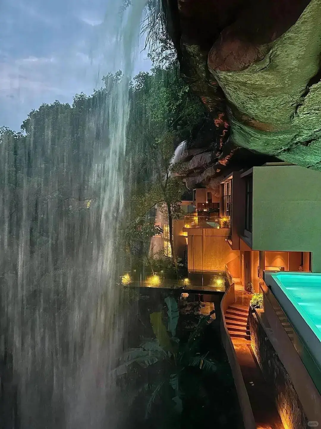 带娃去了贵州悬崖瀑布酒店，真比国外还震撼