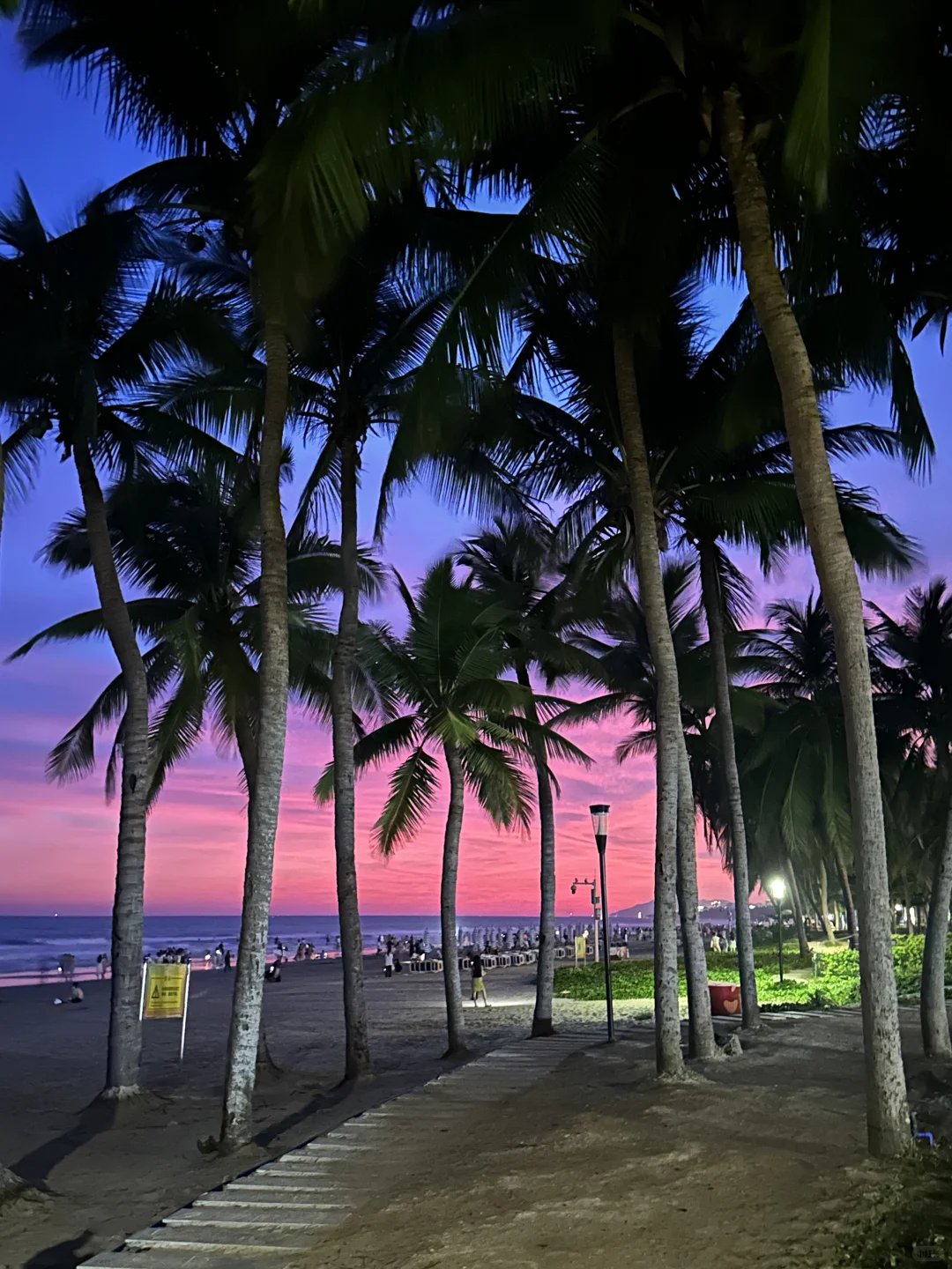 在三亚,玻璃海被富人私有,但天空属于全人类