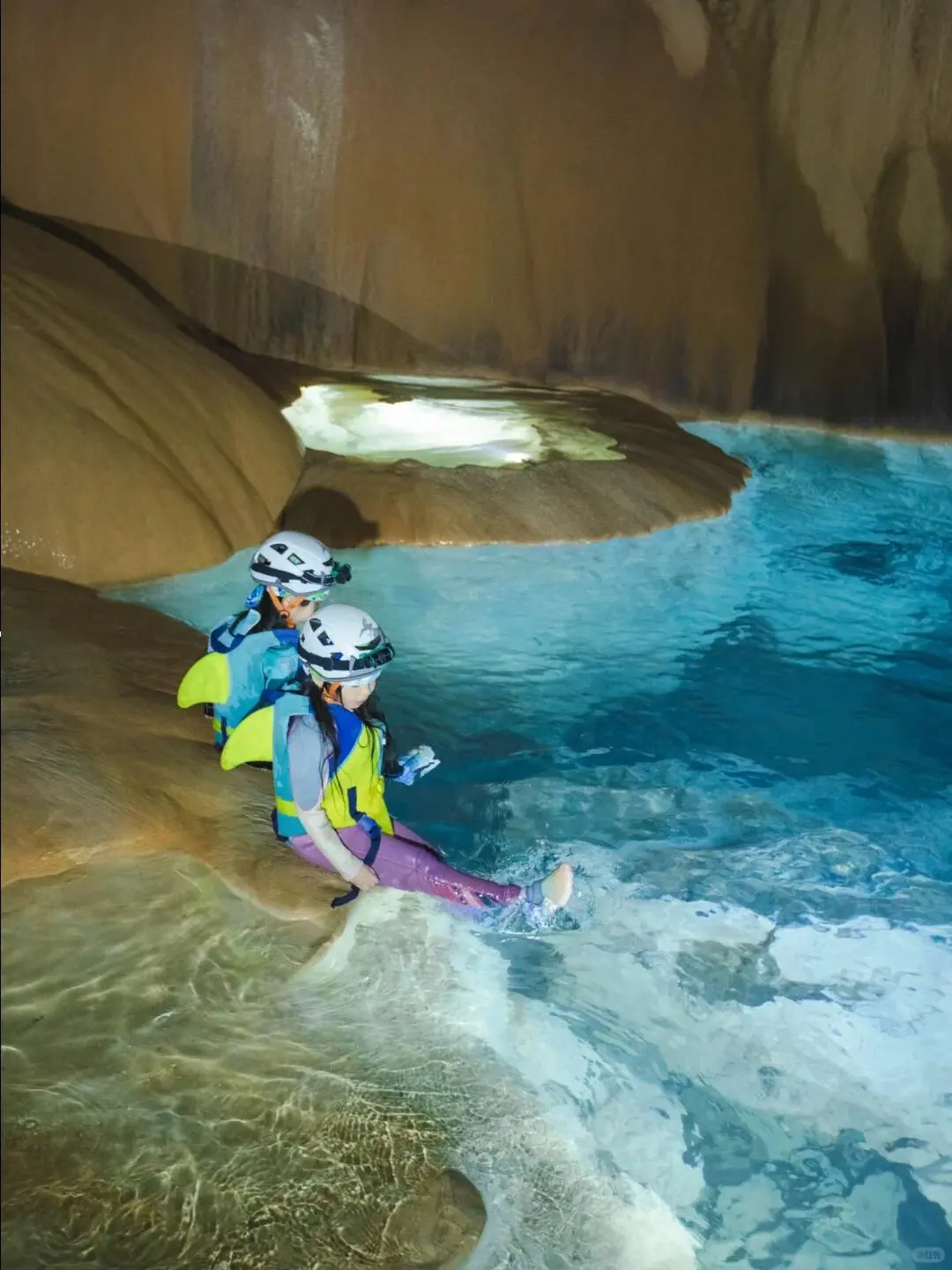 带娃去了贵州悬崖瀑布酒店，真比国外还震撼