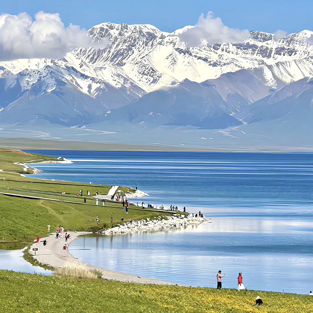 赛里木湖-𝗪𝗲𝗖𝗵𝗮𝘁背景图
