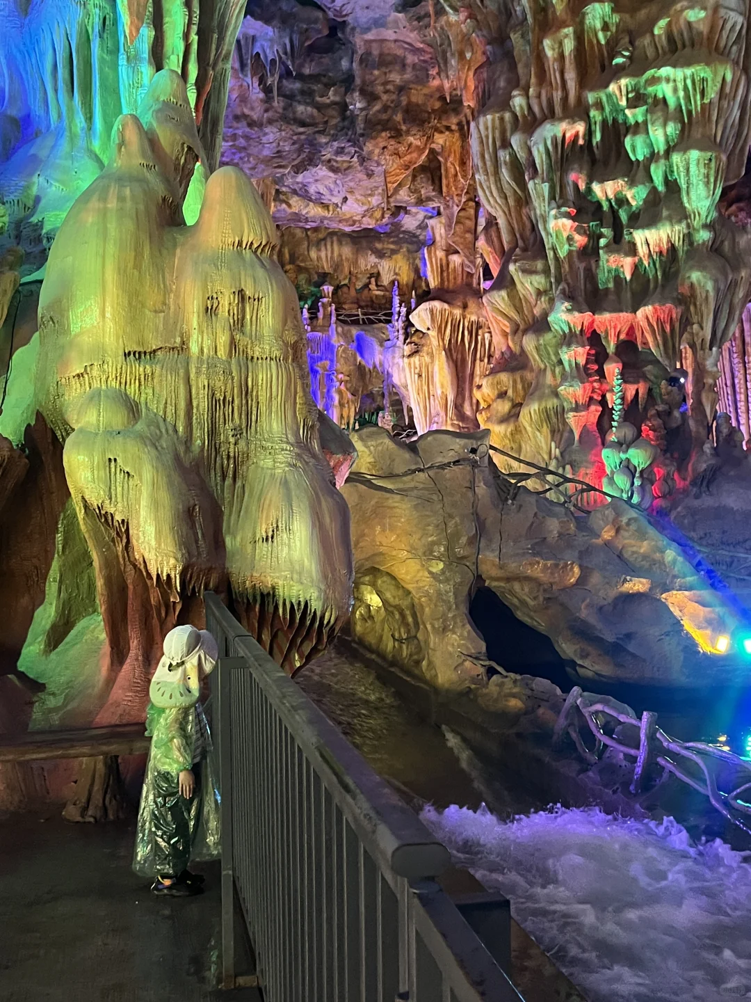 这个溶洞漂流太好玩了吧⛰️💦