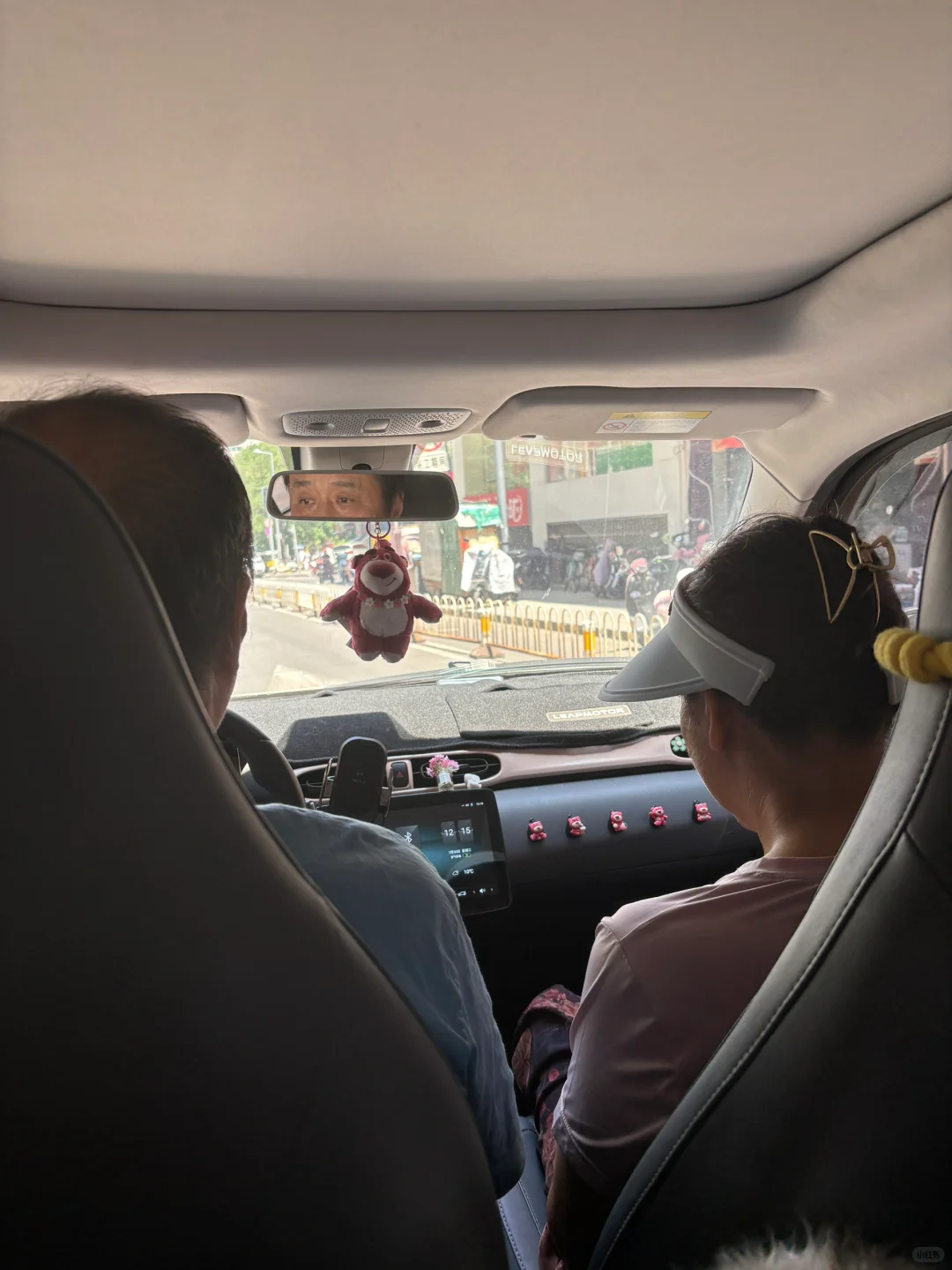 开车带娃和狗狗去玩水