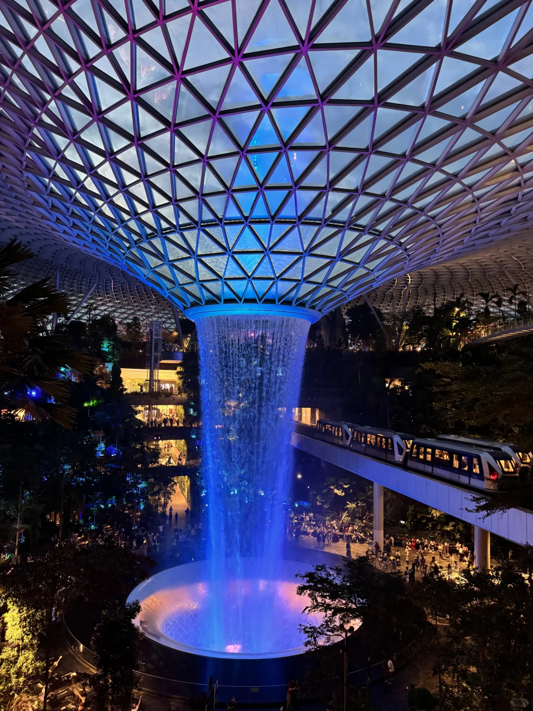 🇸🇬藏在机场里的瀑布和森林