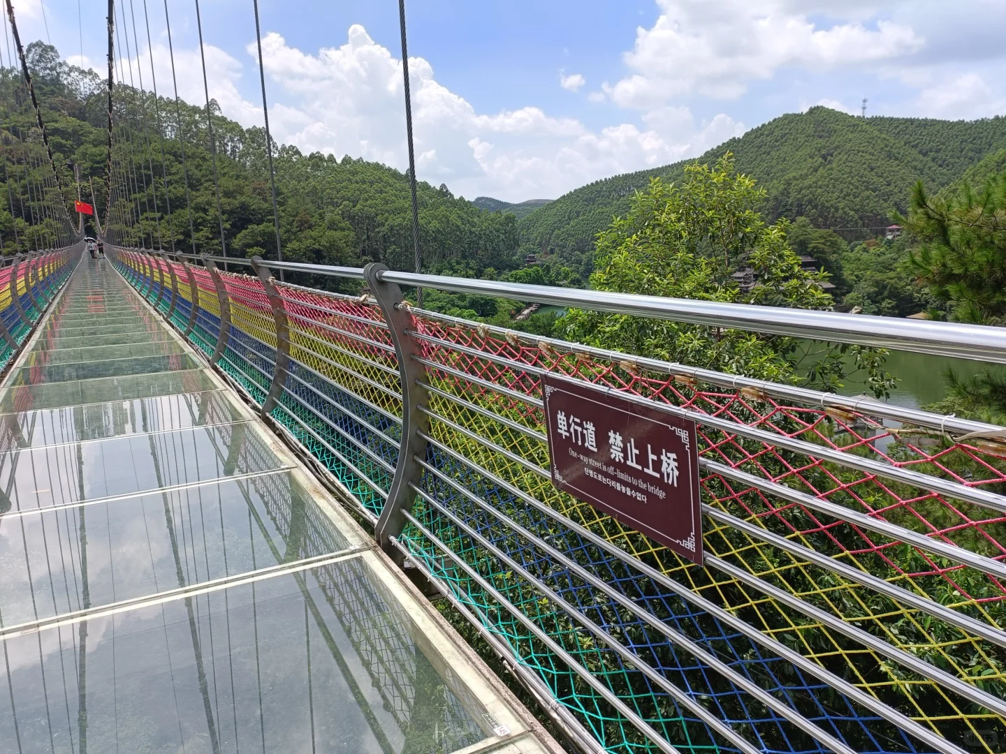 走进南宁龙门水都玻璃桥