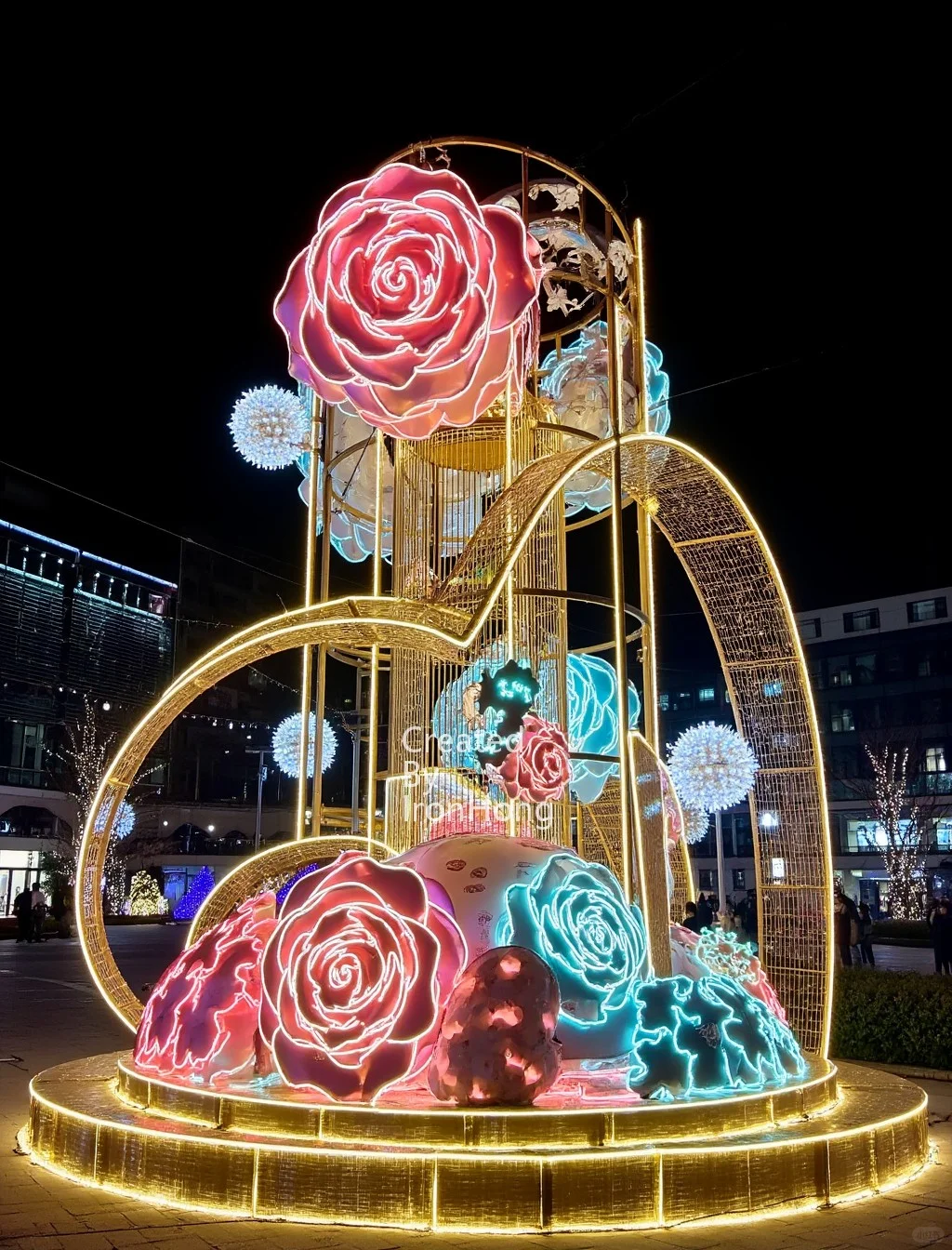 一组玫瑰花装置,七夕创意提前备好