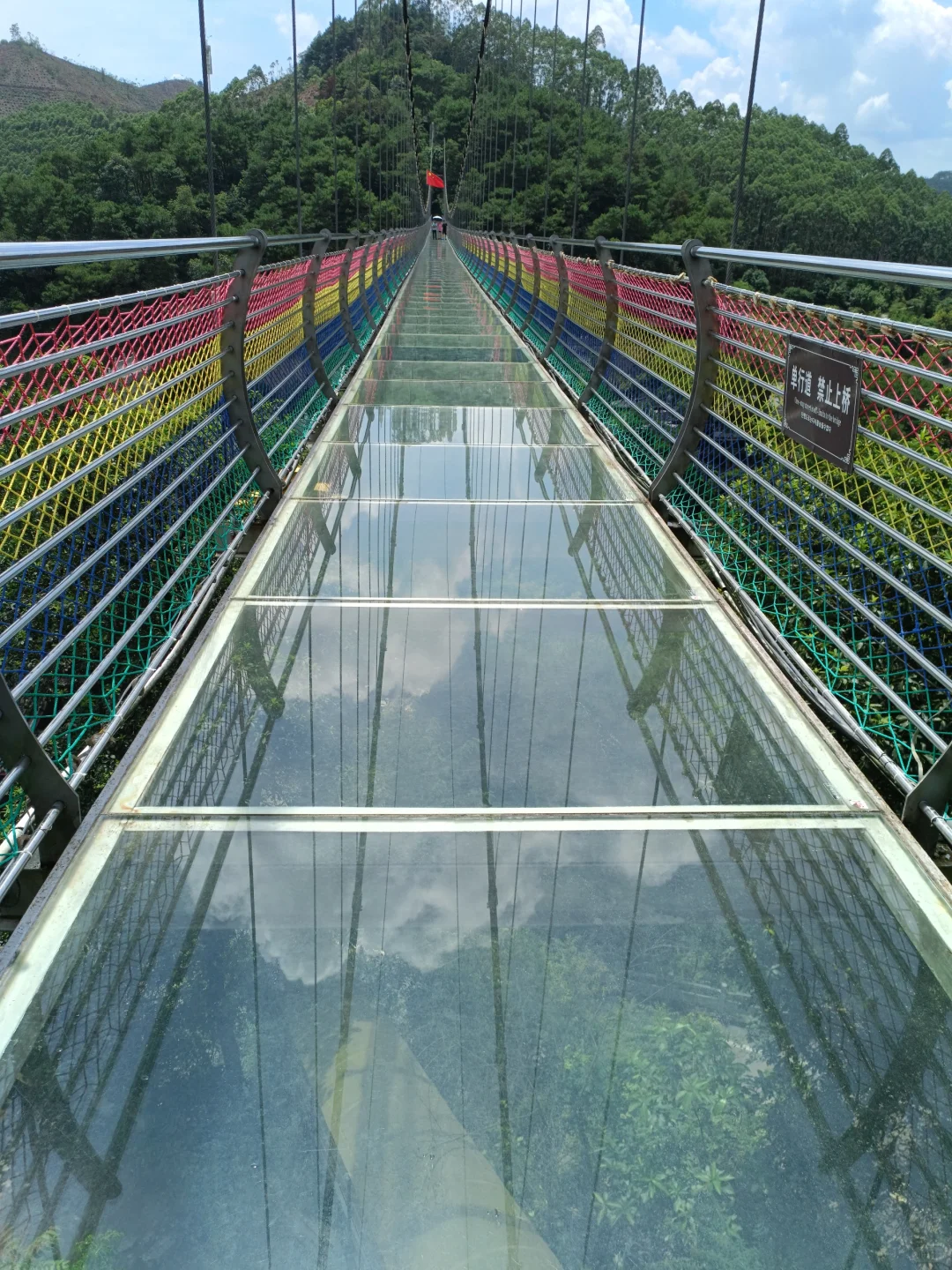 走进南宁龙门水都玻璃桥