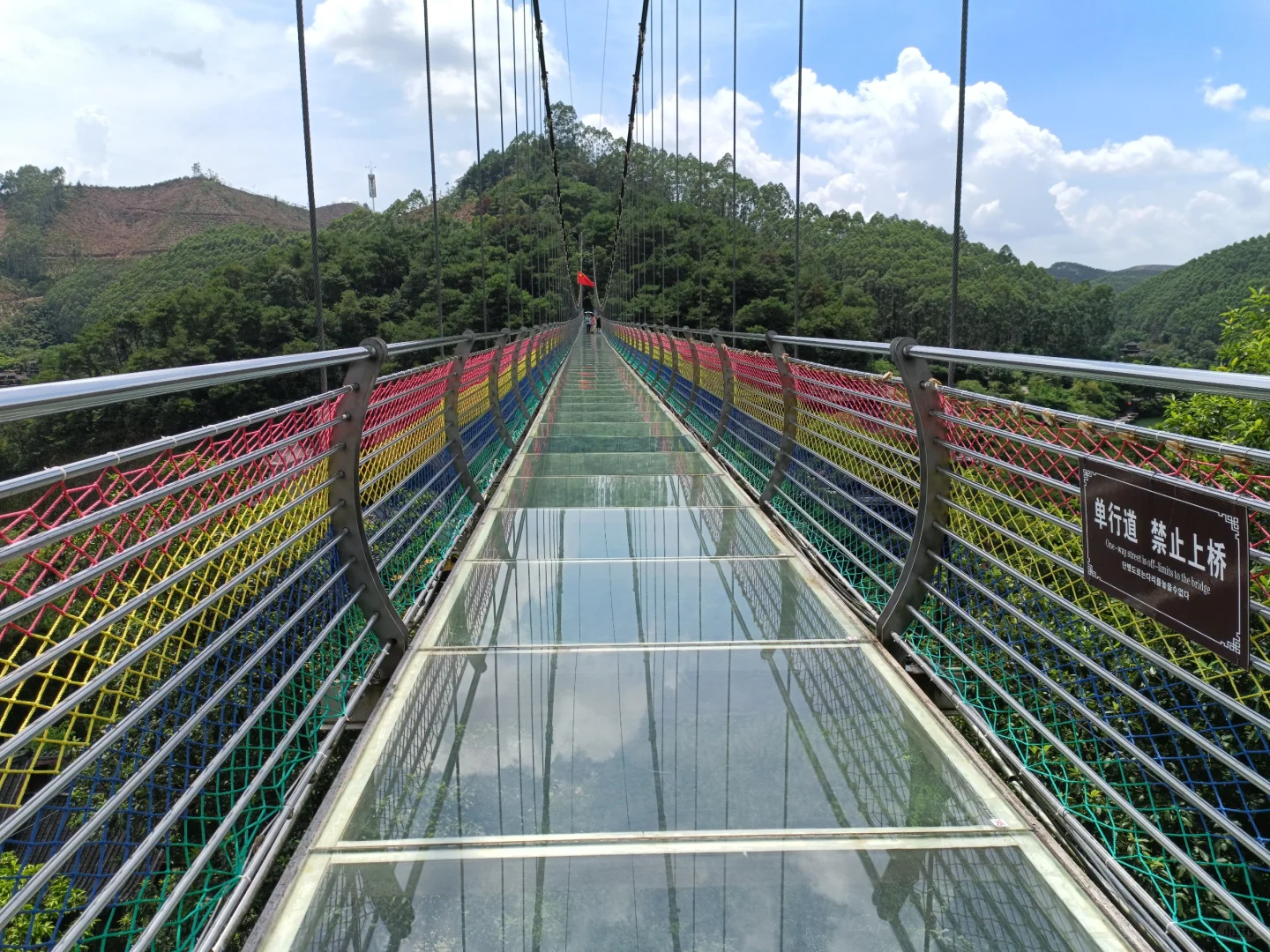 走进南宁龙门水都玻璃桥