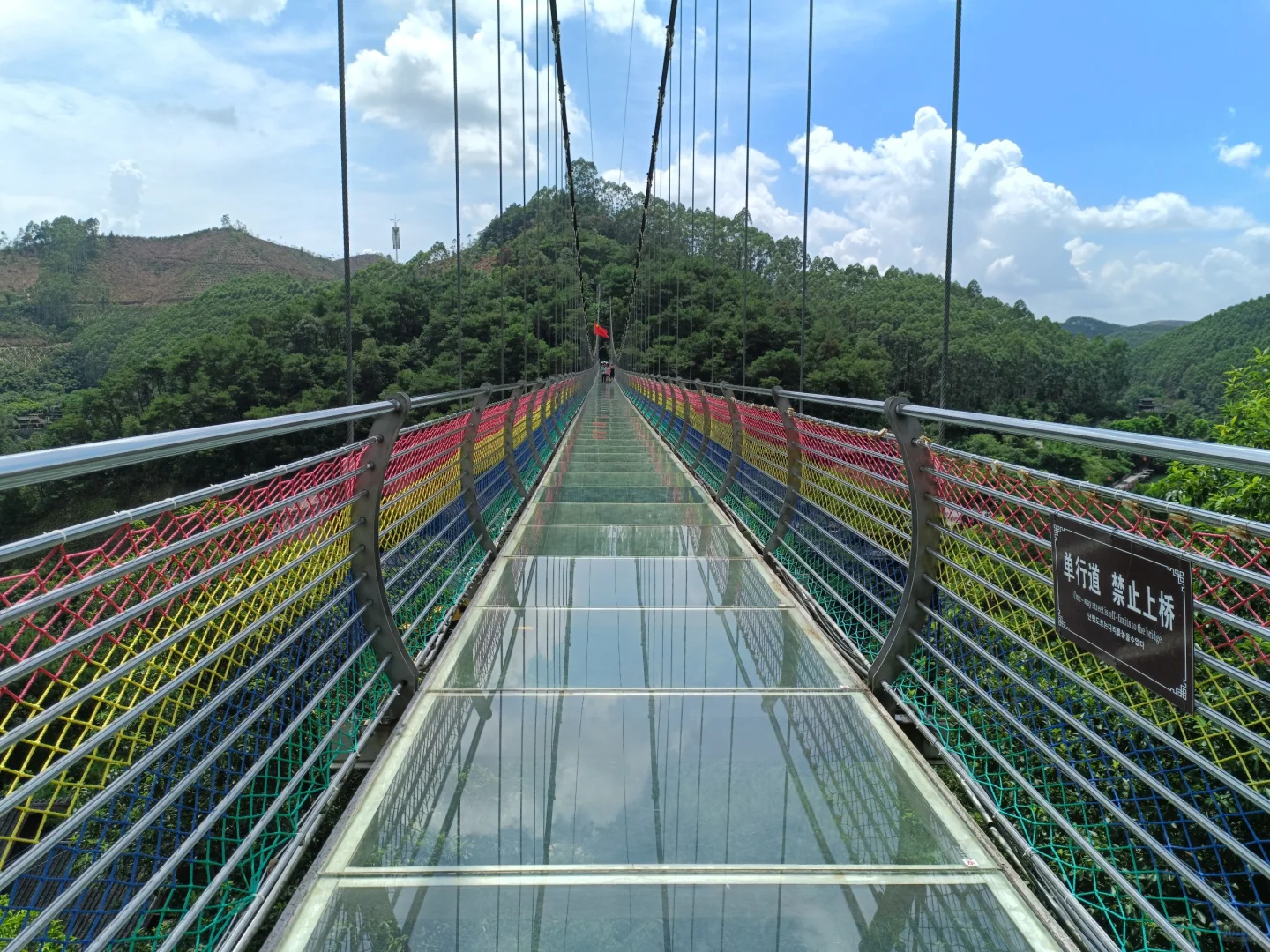 走进南宁龙门水都玻璃桥